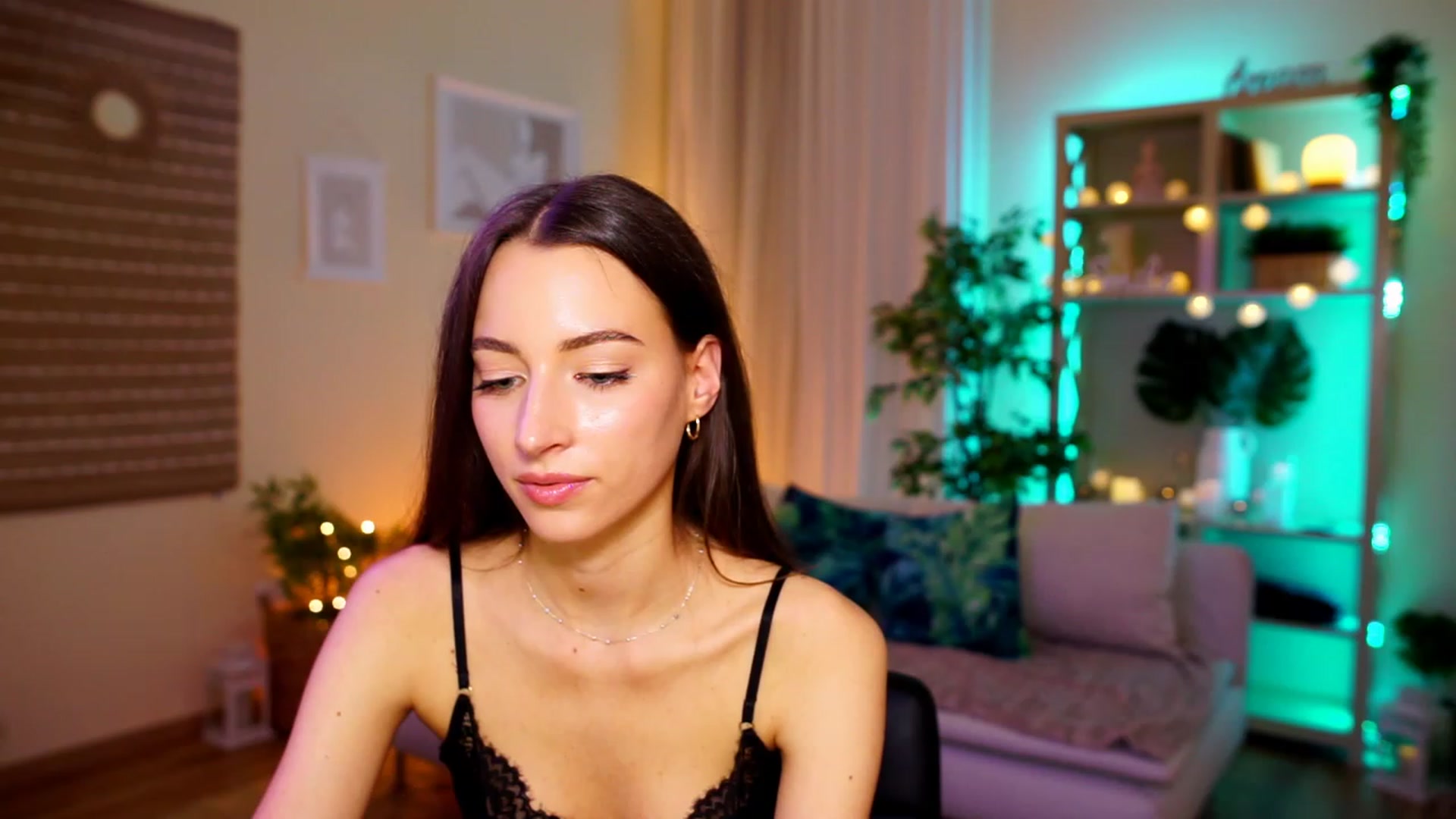 Gallery image thumbnail from Emily_grey69's myfreecams stream on, 05/03/2023, 21:13 image 13 of 20