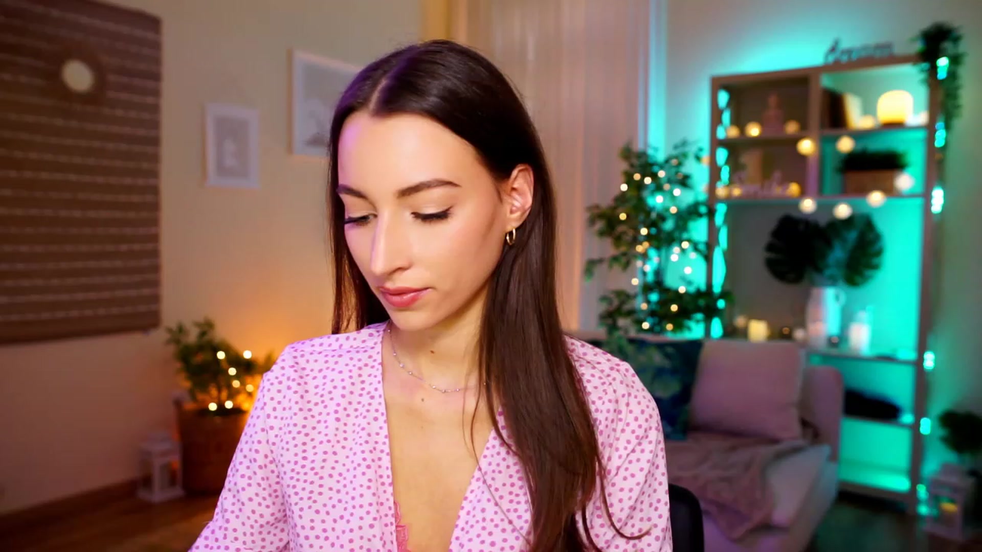 Gallery image thumbnail from Emily_grey69's myfreecams stream on, 05/04/2023, 10:58 image 10 of 20