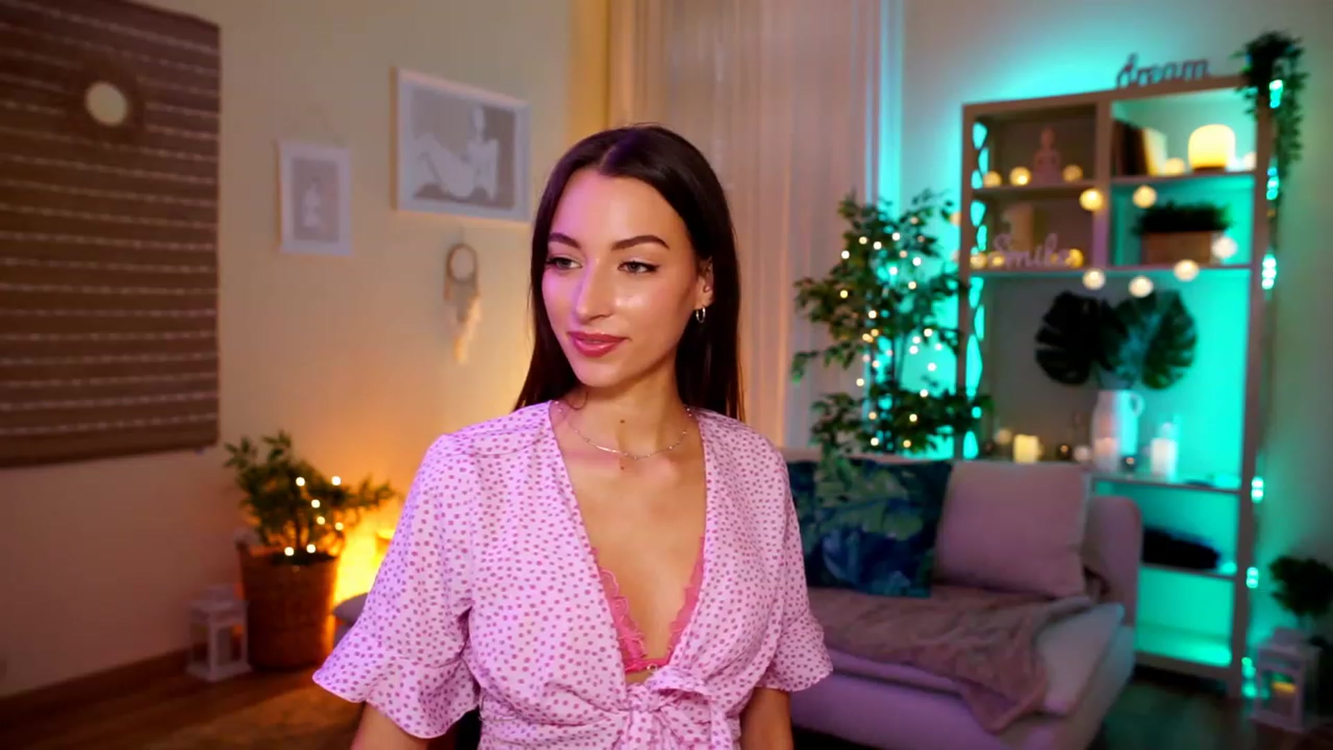 Gallery image thumbnail from Emily_grey69's myfreecams stream on, 05/04/2023, 10:58 image 14 of 20