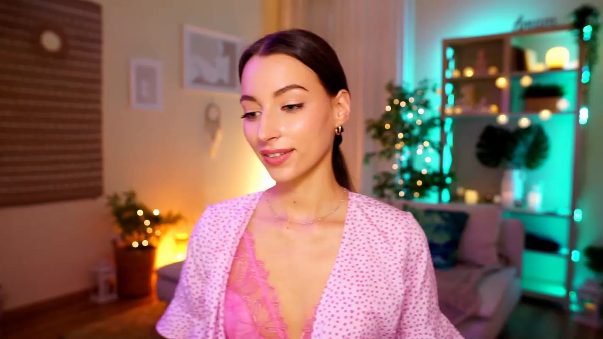 Gallery image thumbnail from Emily_grey69's myfreecams stream on, 05/04/2023, 13:05 image 13 of 20