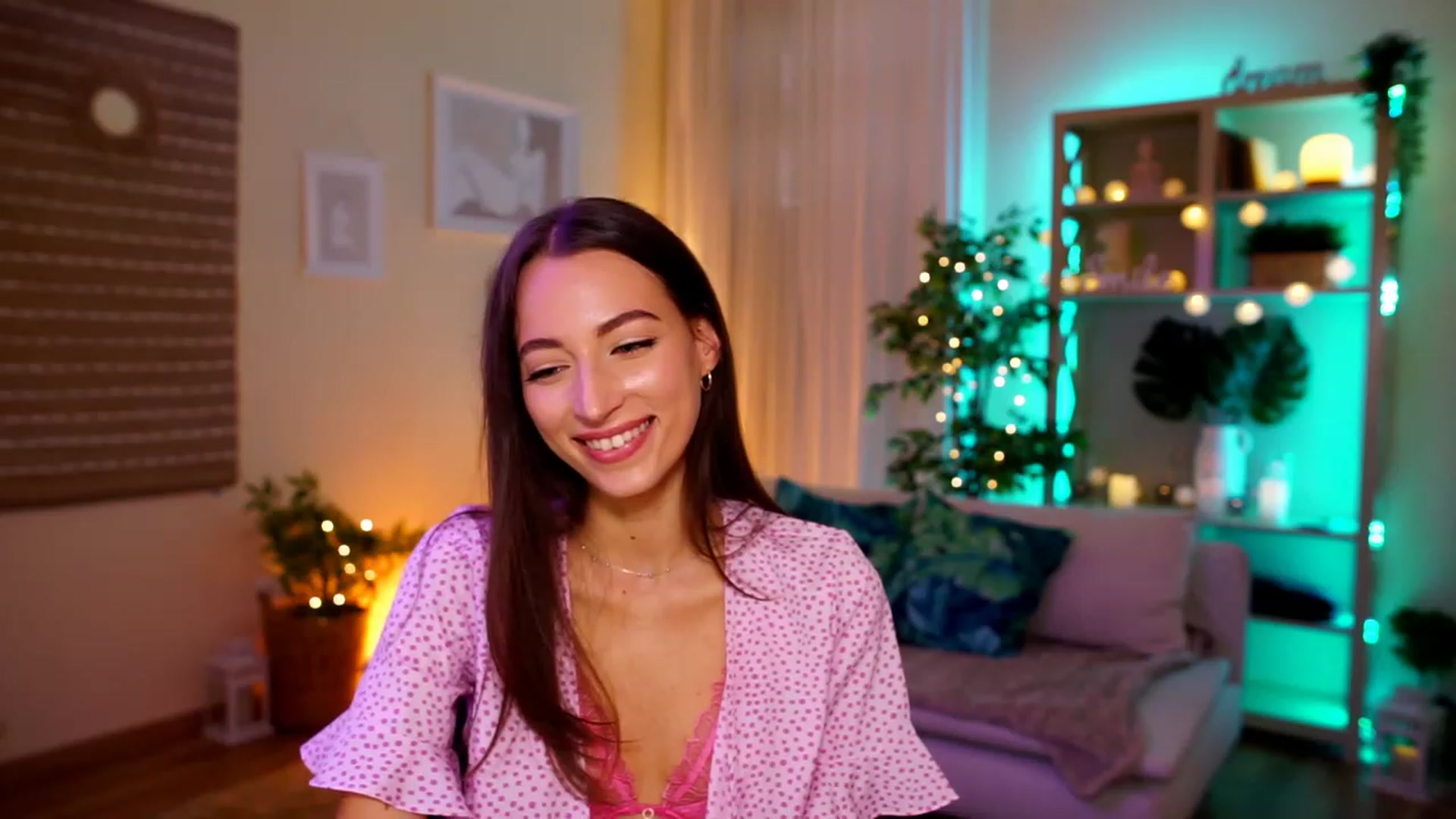 Gallery image thumbnail from Emily_grey69's myfreecams stream on, 05/04/2023, 13:05 image 6 of 20