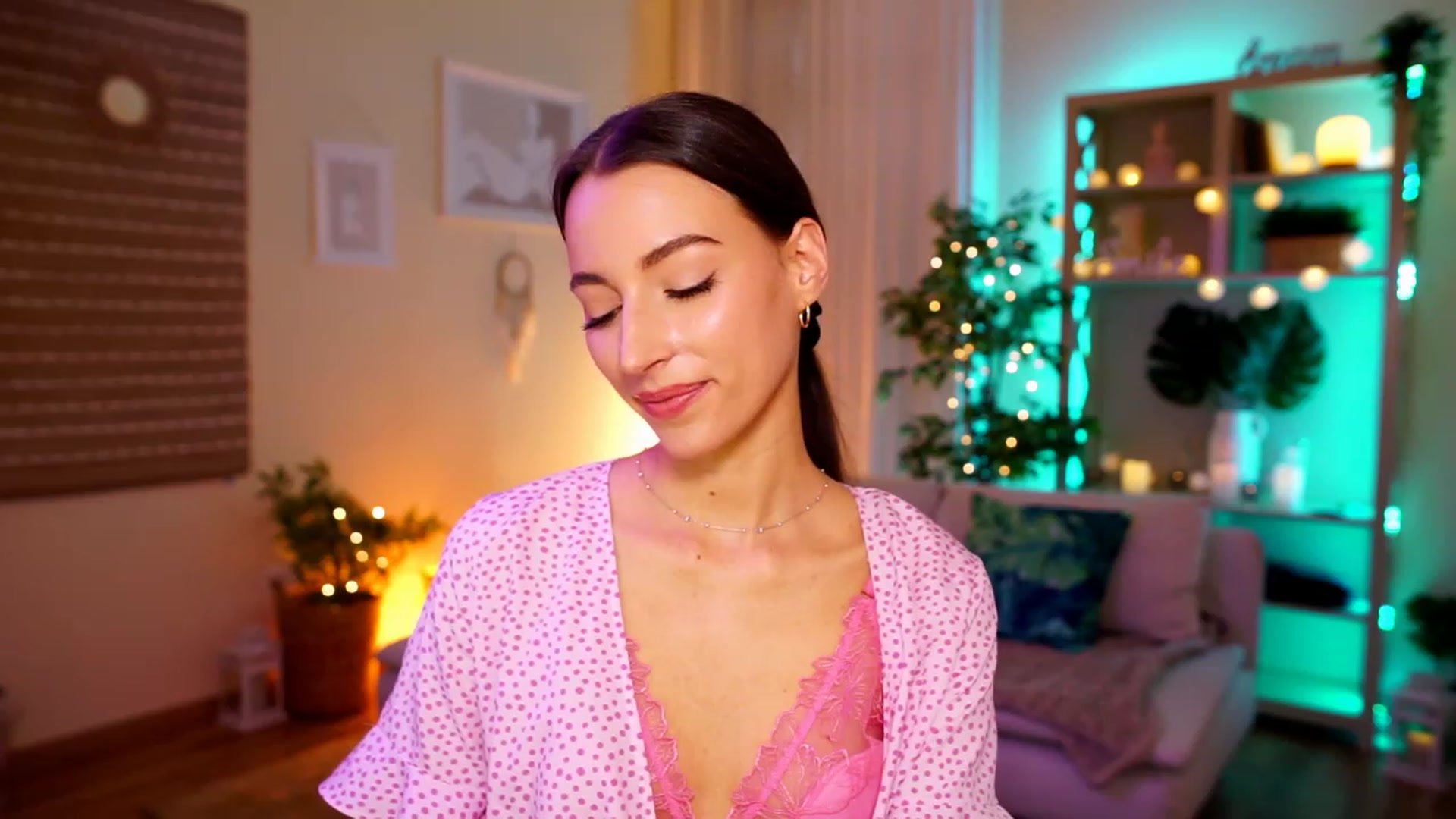 Gallery image thumbnail from Emily_grey69's myfreecams stream on, 05/04/2023, 13:05 image 16 of 20