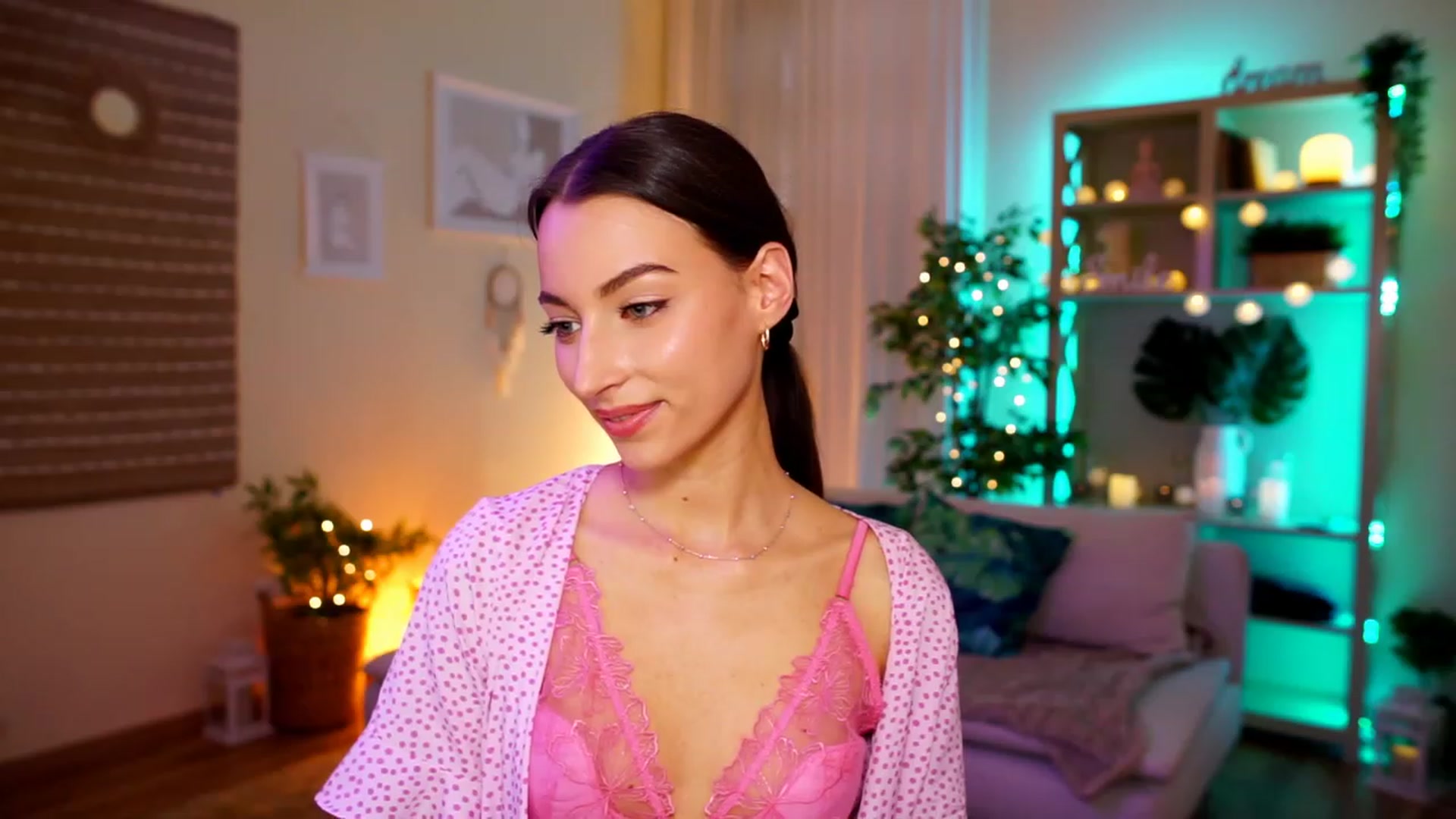 Gallery image thumbnail from Emily_grey69's myfreecams stream on, 05/04/2023, 13:05 image 7 of 20