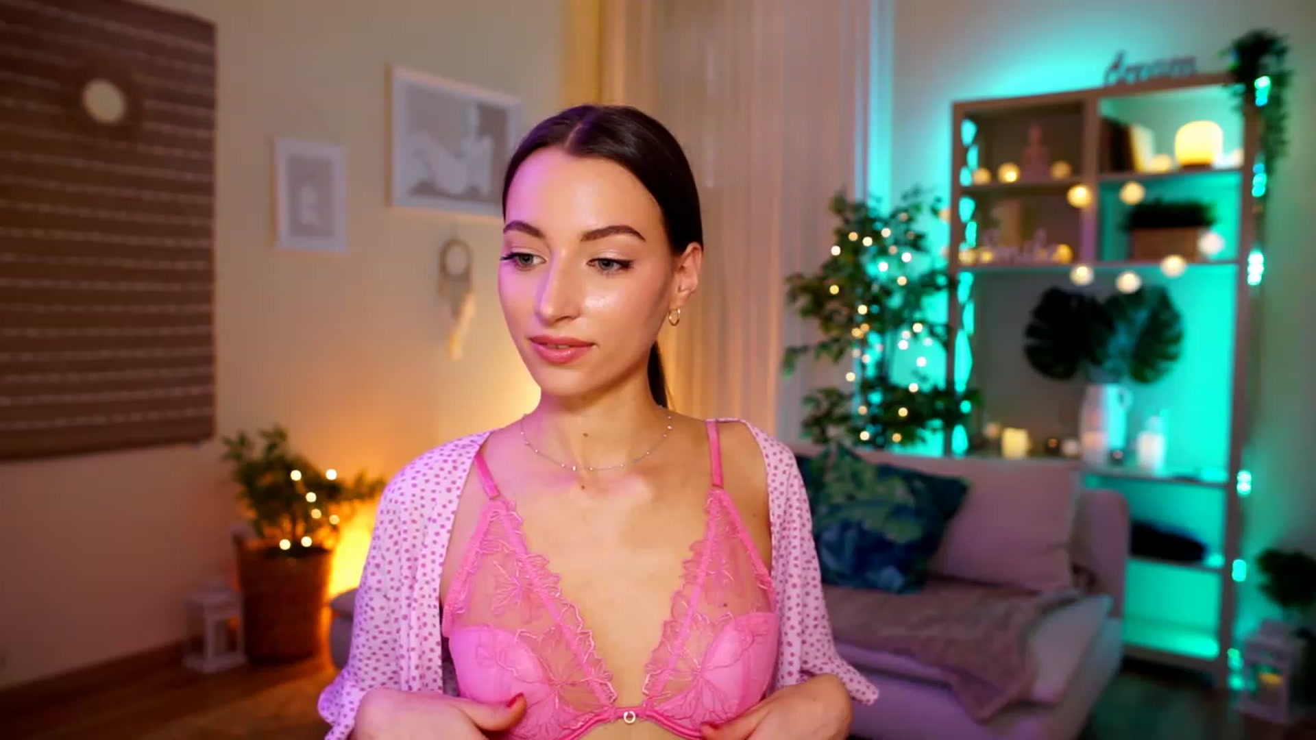 Gallery image thumbnail from Emily_grey69's myfreecams stream on, 05/04/2023, 13:05 image 8 of 20