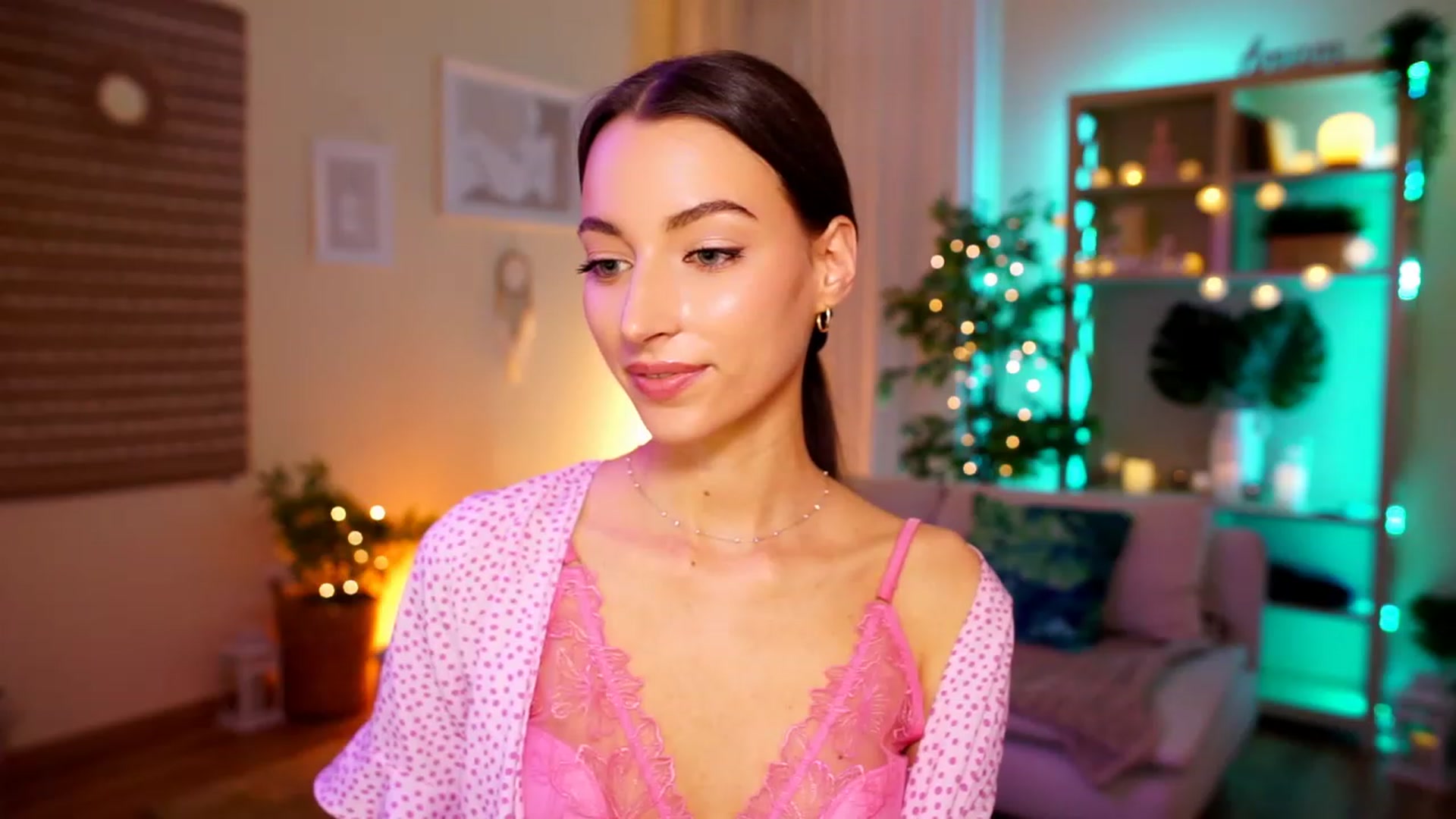 Gallery image thumbnail from Emily_grey69's myfreecams stream on, 05/04/2023, 13:05 image 14 of 20