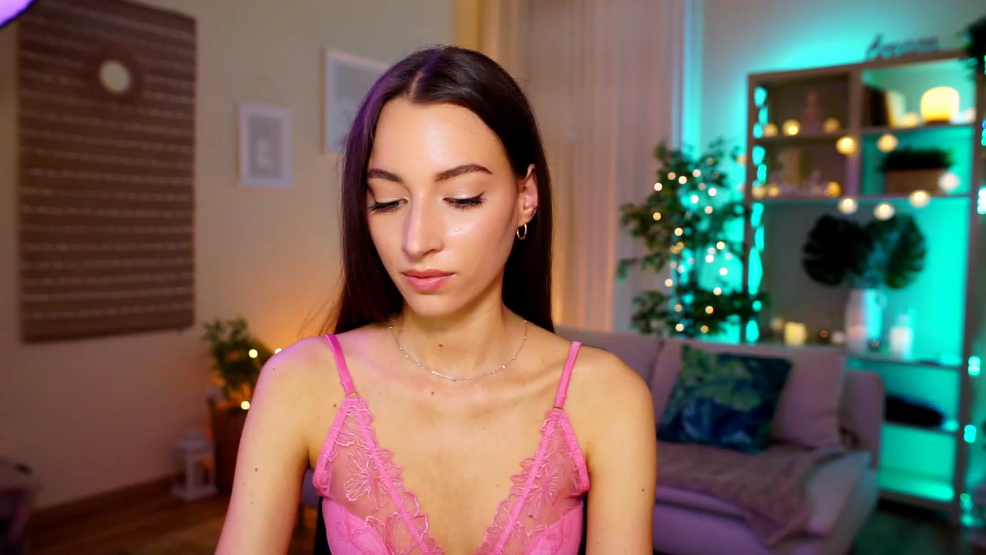 Gallery image thumbnail from Emily_grey69's myfreecams stream on, 05/04/2023, 14:32 image 16 of 20