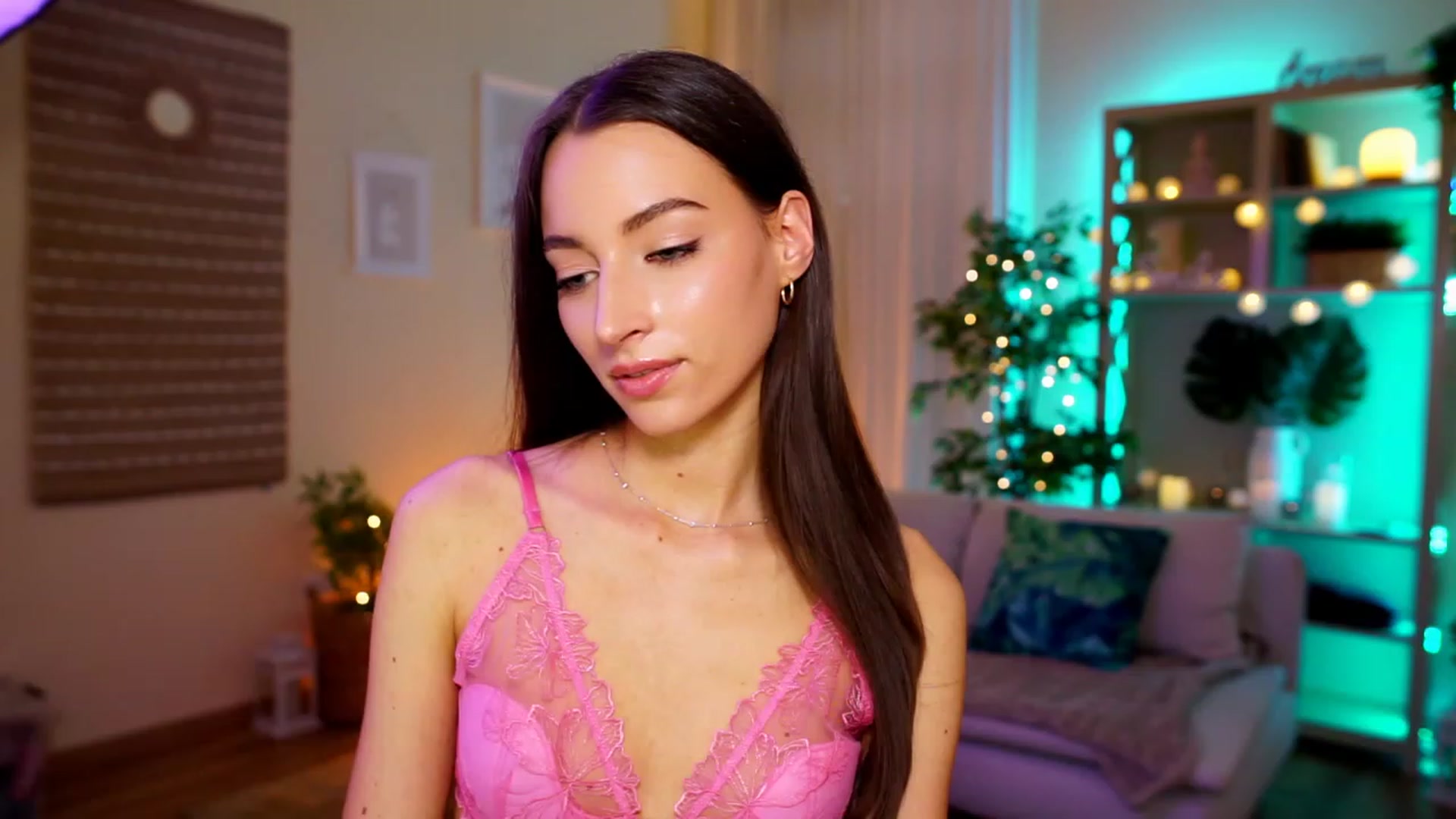 Gallery image thumbnail from Emily_grey69's myfreecams stream on, 05/04/2023, 14:32 image 15 of 20