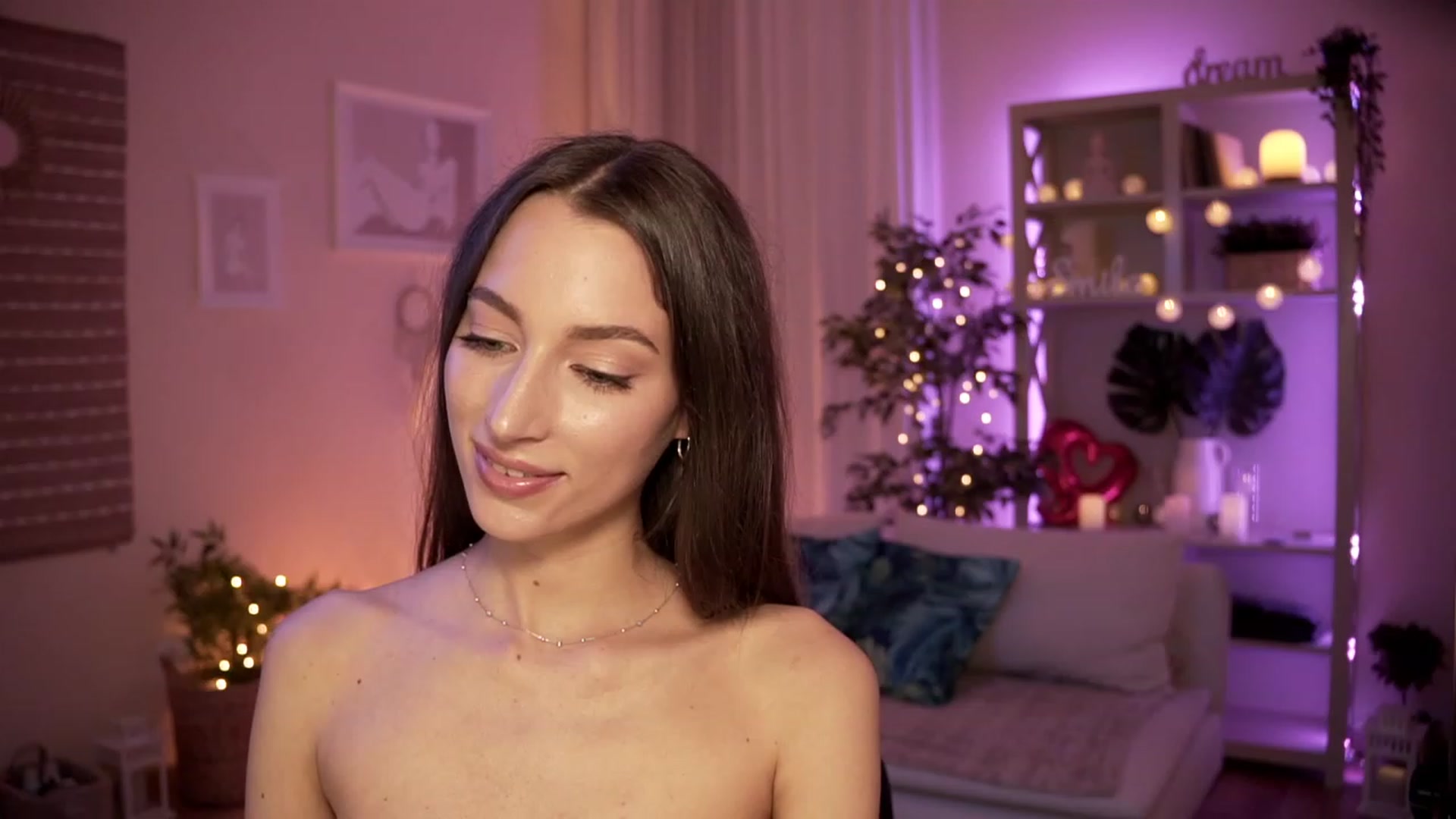 Gallery image thumbnail from Emily_grey69's myfreecams stream on, 05/07/2023, 21:49 image 16 of 20