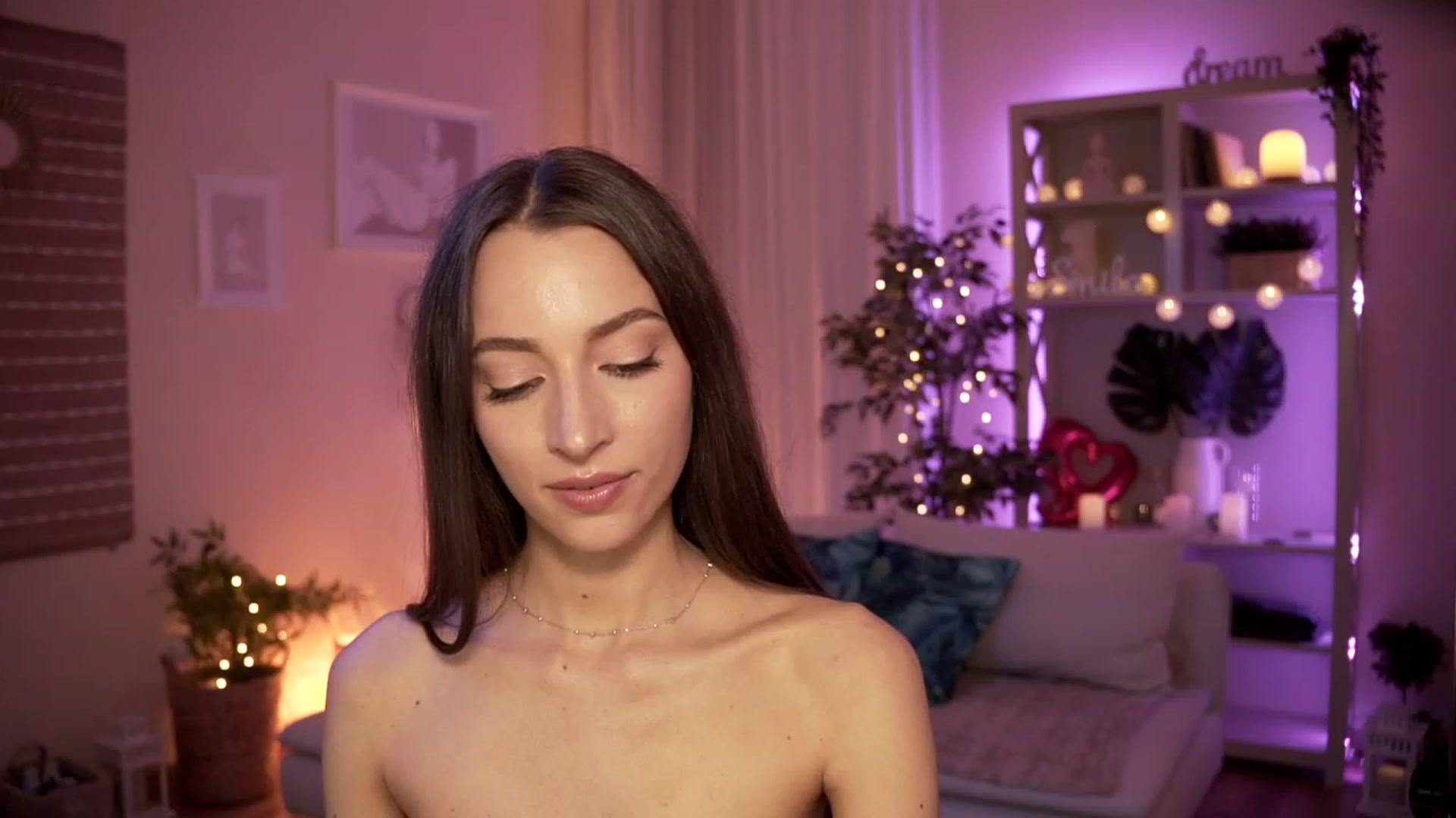 Gallery image thumbnail from Emily_grey69's myfreecams stream on, 05/07/2023, 21:49 image 18 of 20
