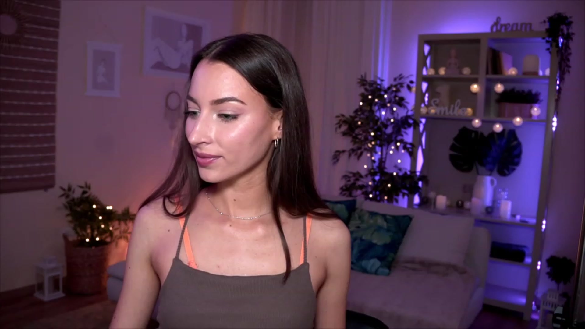 Gallery image thumbnail from Emily_grey69's myfreecams stream on, 05/14/2023, 17:46 image 6 of 20