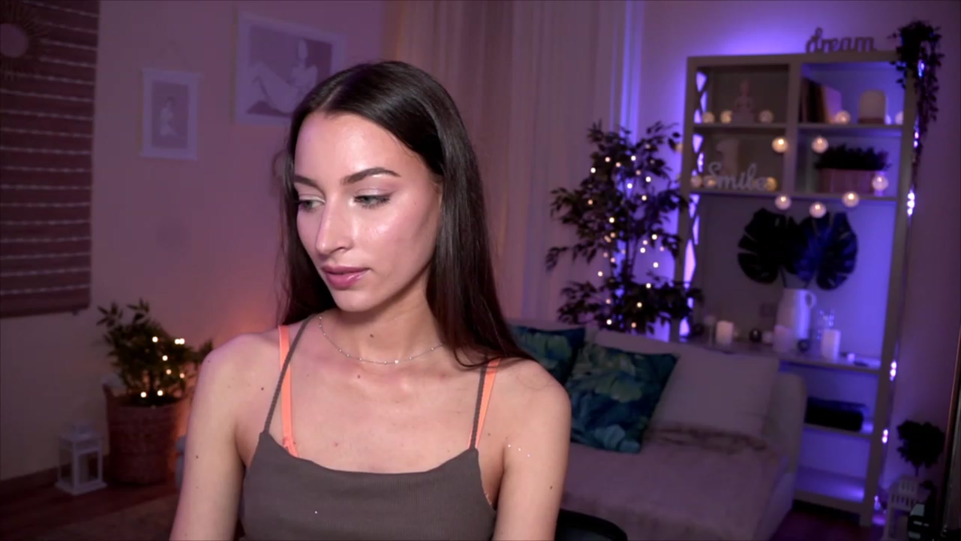 Gallery image thumbnail from Emily_grey69's myfreecams stream on, 05/14/2023, 17:46 image 7 of 20