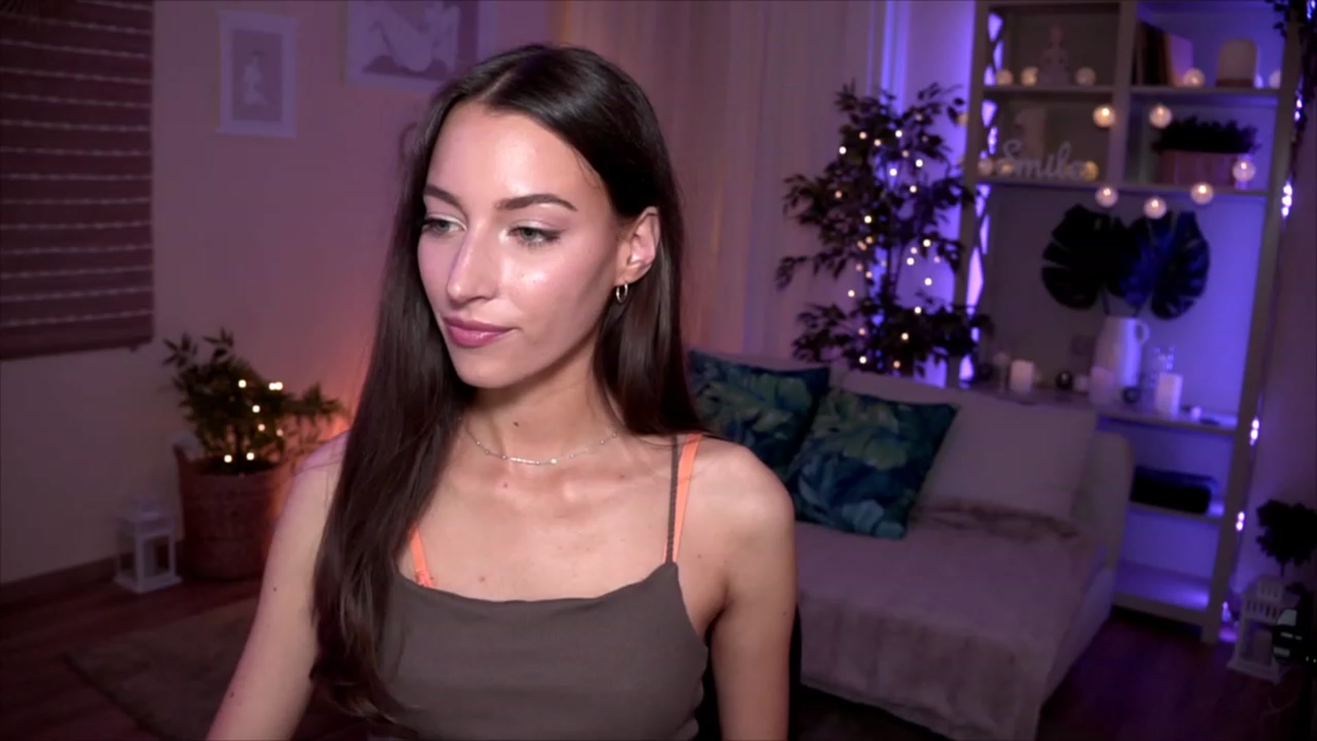Gallery image thumbnail from Emily_grey69's myfreecams stream on, 05/14/2023, 17:46 image 4 of 20