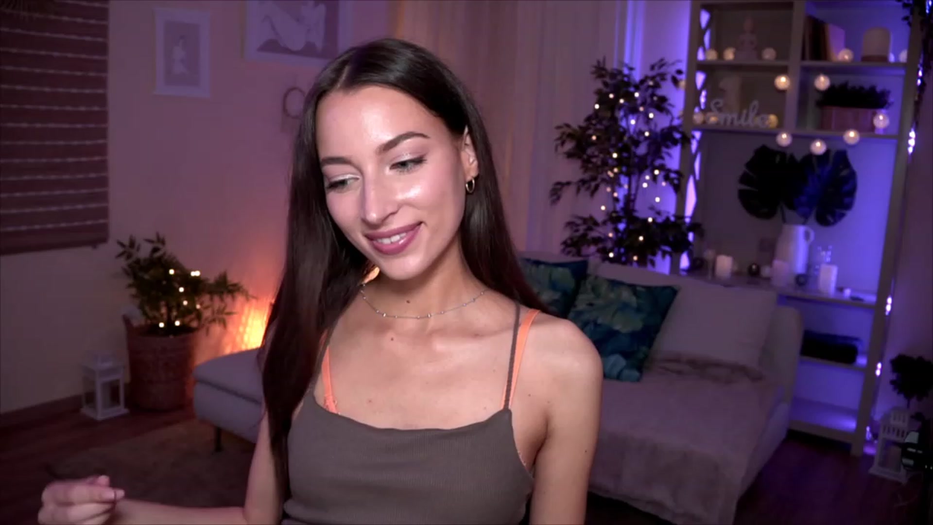Gallery image thumbnail from Emily_grey69's myfreecams stream on, 05/14/2023, 17:46 image 3 of 20