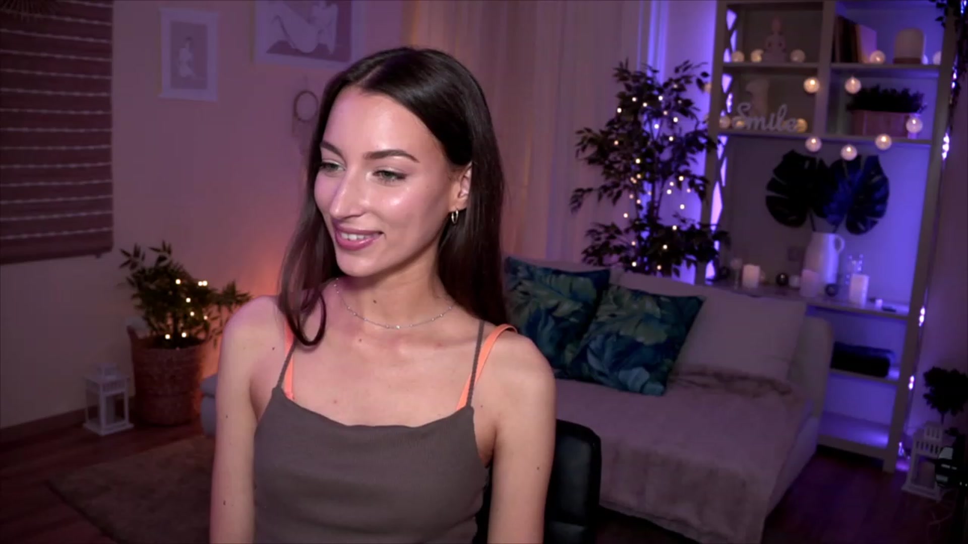 Gallery image thumbnail from Emily_grey69's myfreecams stream on, 05/14/2023, 17:46 image 5 of 20