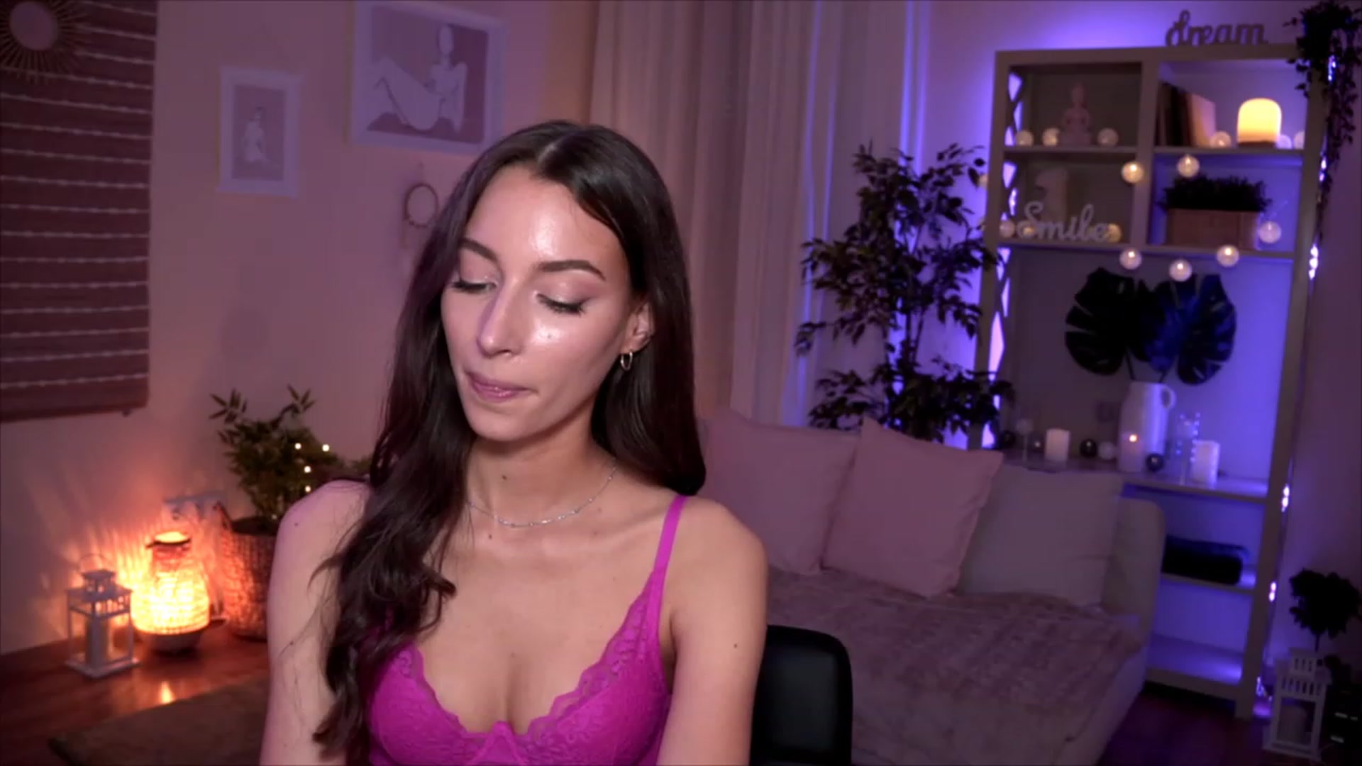 Gallery image thumbnail from Emily_grey69's myfreecams stream on, 05/17/2023, 17:02 image 11 of 20