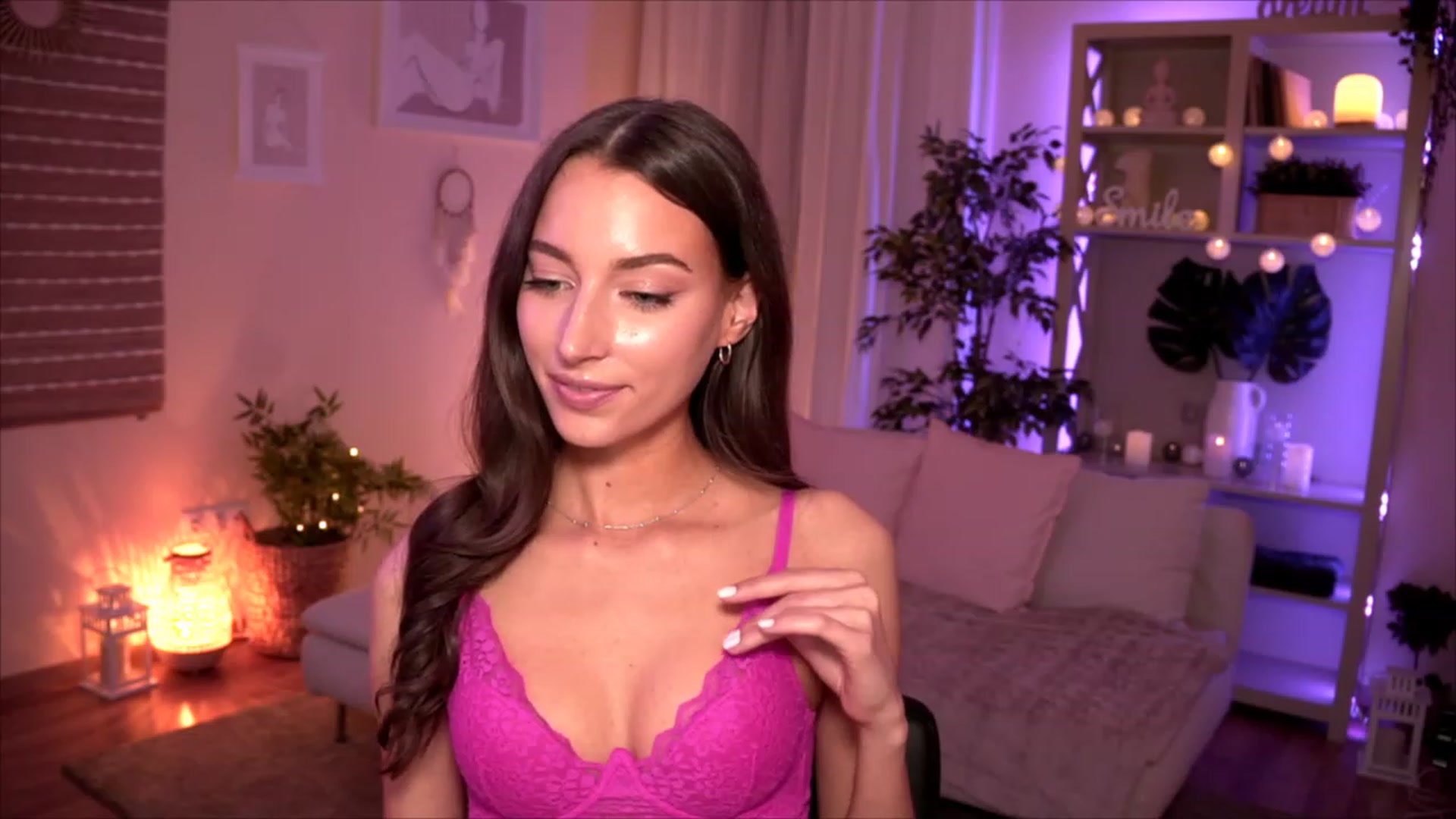 Gallery image thumbnail from Emily_grey69's myfreecams stream on, 05/17/2023, 18:36 image 6 of 20