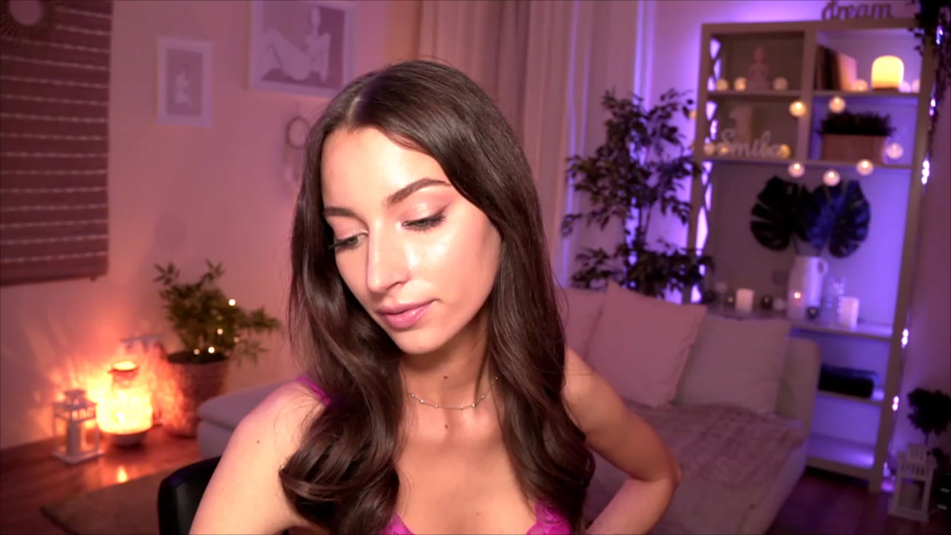Gallery image thumbnail from Emily_grey69's myfreecams stream on, 05/17/2023, 18:36 image 16 of 20