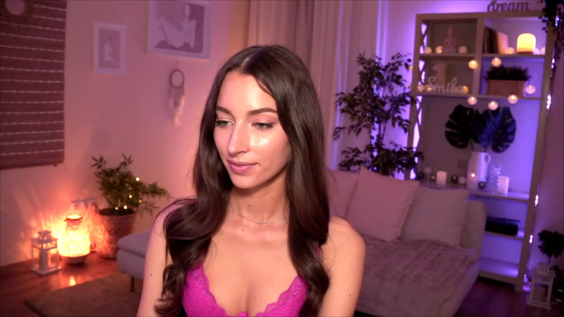 Gallery image thumbnail from Emily_grey69's myfreecams stream on, 05/17/2023, 18:36 image 18 of 20