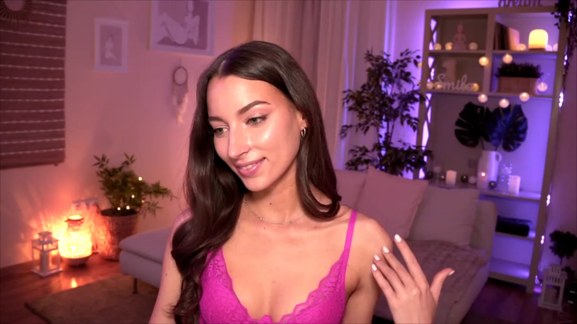 Gallery image thumbnail from Emily_grey69's myfreecams stream on, 05/17/2023, 18:36 image 4 of 20