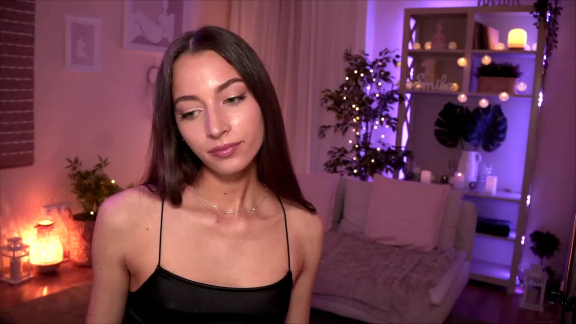 Gallery image thumbnail from Emily_grey69's myfreecams stream on, 05/19/2023, 20:18 image 6 of 20