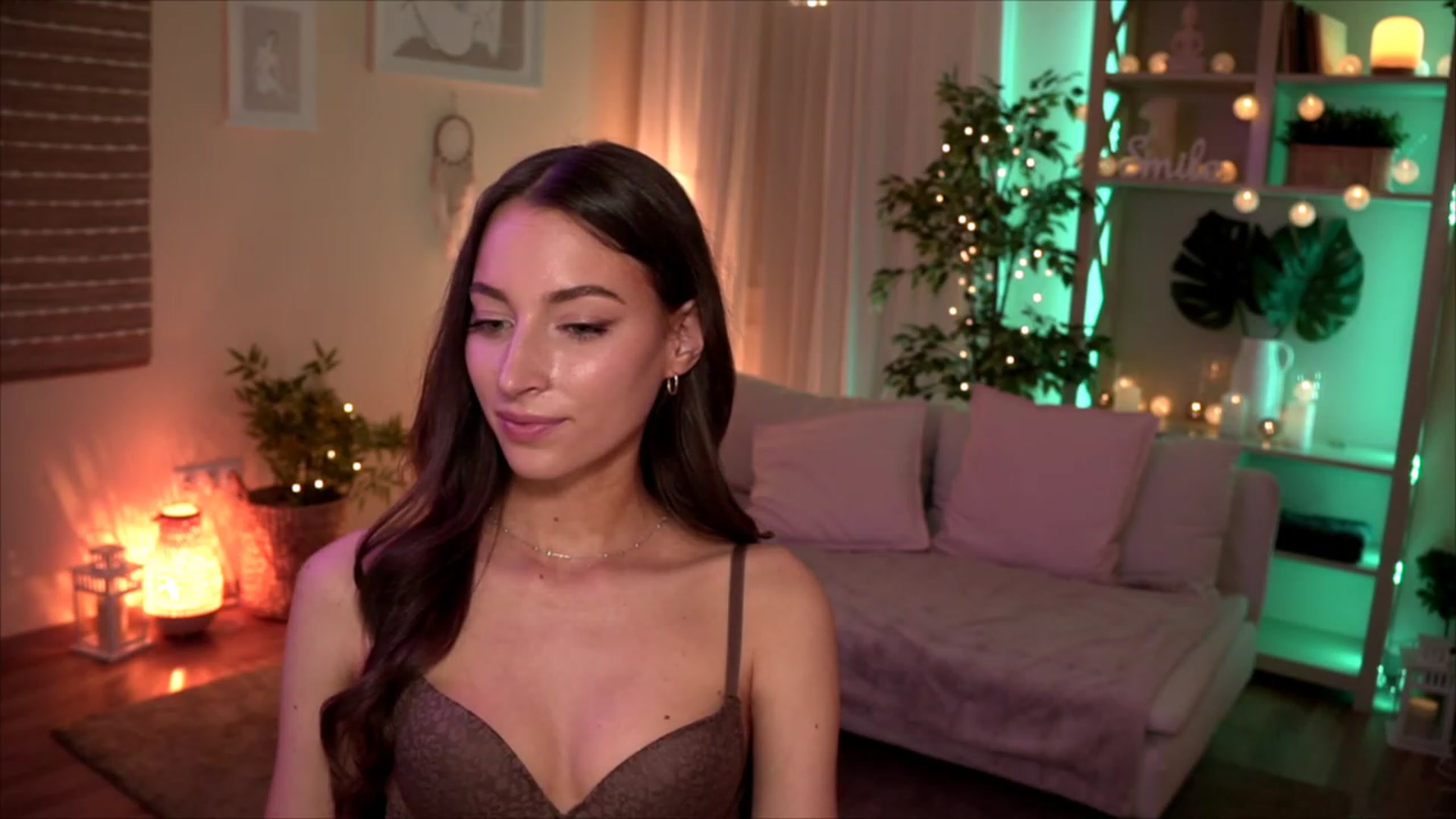 Gallery image thumbnail from Emily_grey69's myfreecams stream on, 05/21/2023, 18:21 image 5 of 20