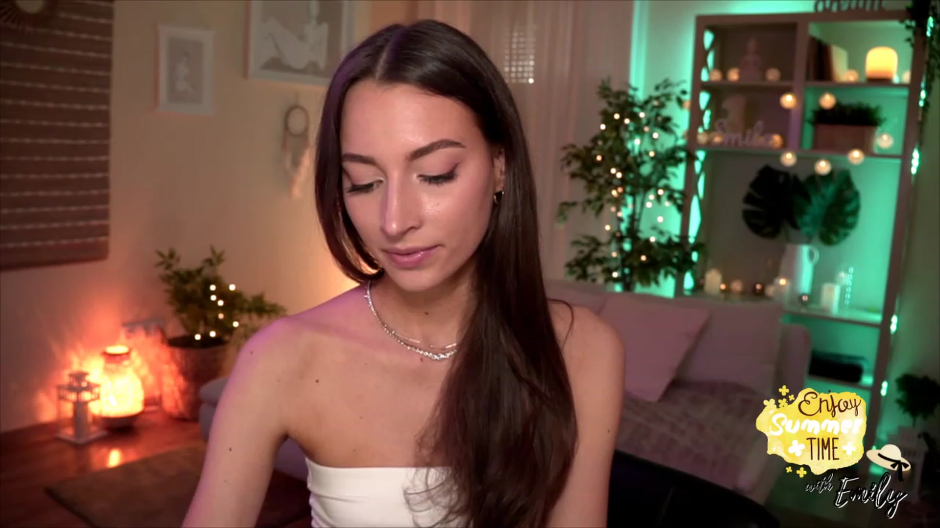 Gallery image thumbnail from Emily_grey69's myfreecams stream on, 05/24/2023, 16:32 image 19 of 20