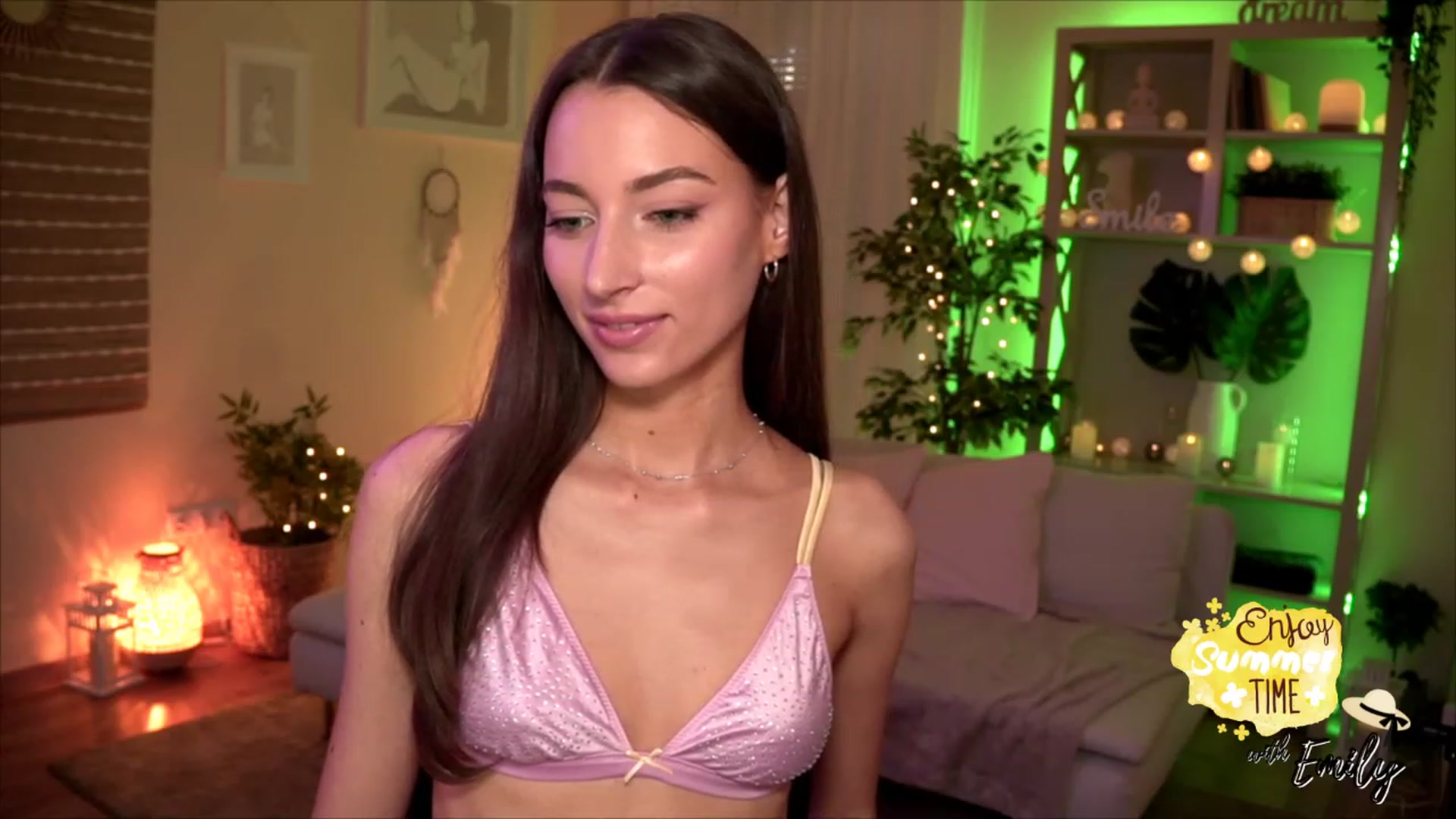 Gallery image thumbnail from Emily_grey69's myfreecams stream on, 05/25/2023, 10:08 image 19 of 20