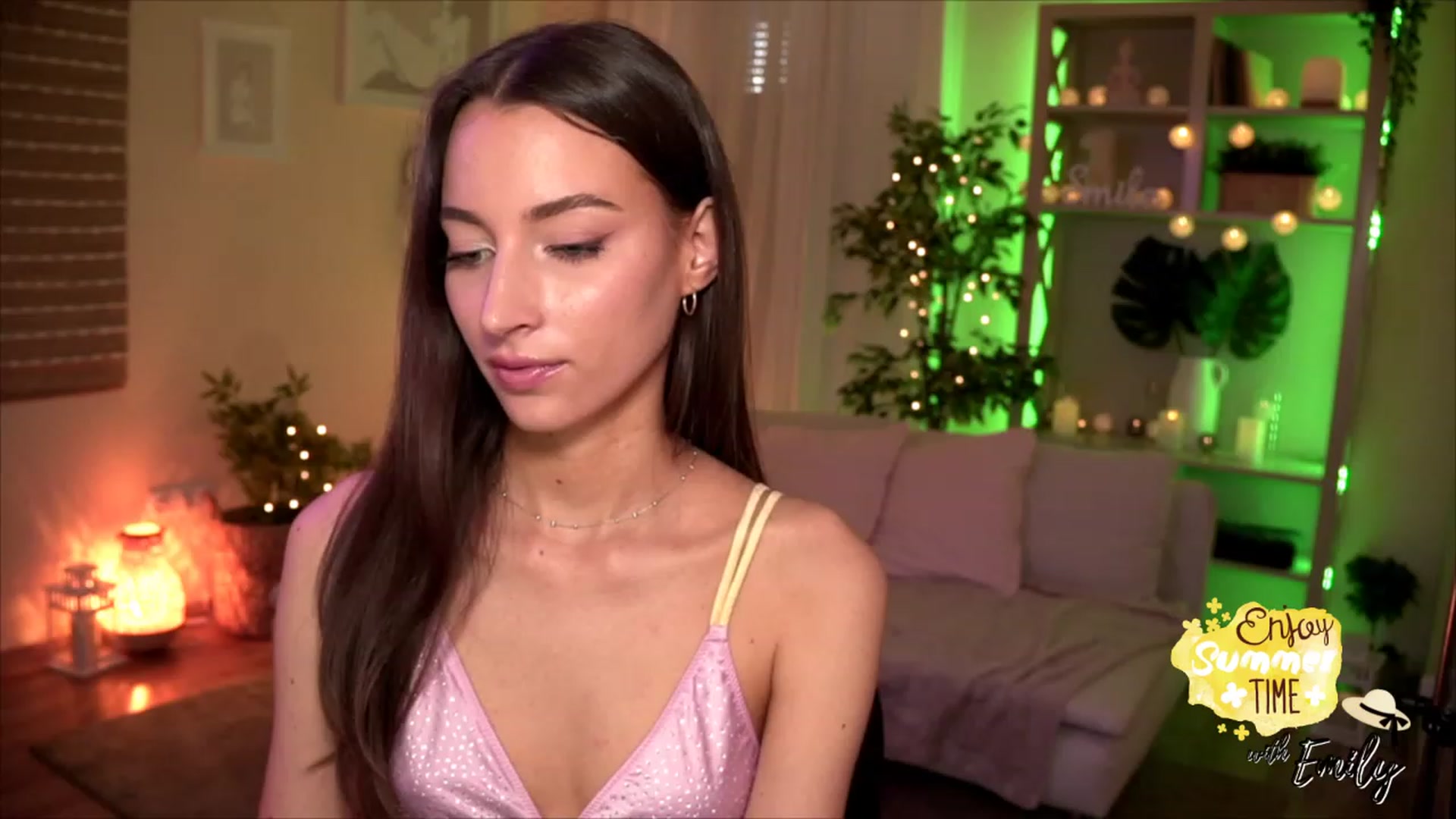 Gallery image thumbnail from Emily_grey69's myfreecams stream on, 05/25/2023, 14:08 image 3 of 20