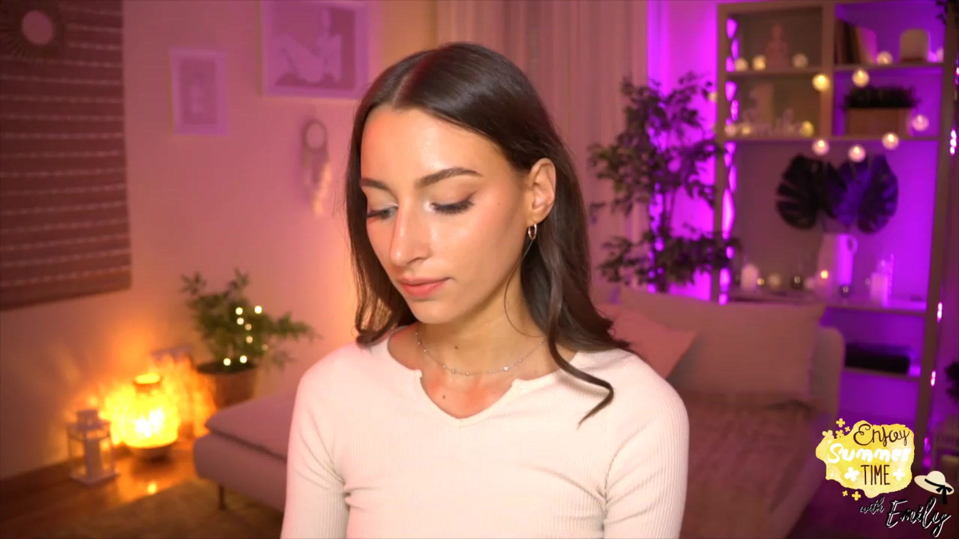Gallery image thumbnail from Emily_grey69's myfreecams stream on, 05/26/2023, 18:48 image 10 of 20
