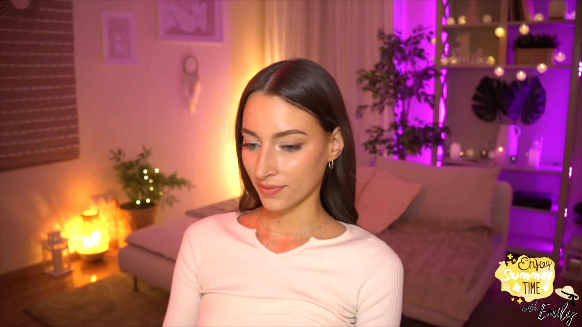 Gallery image thumbnail from Emily_grey69's myfreecams stream on, 05/26/2023, 18:48 image 18 of 20