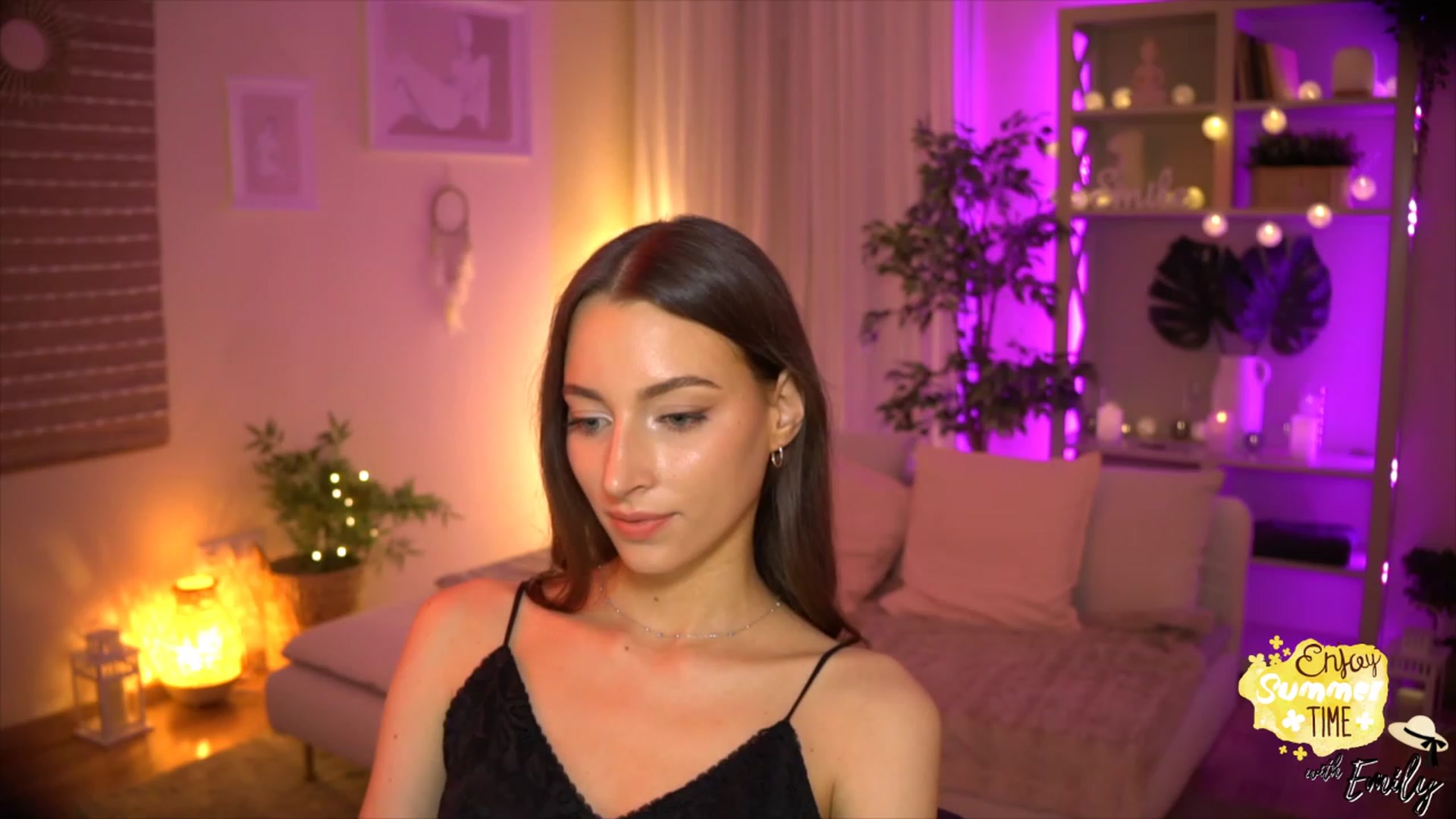 Gallery image thumbnail from Emily_grey69's myfreecams stream on, 05/26/2023, 20:28 image 17 of 20