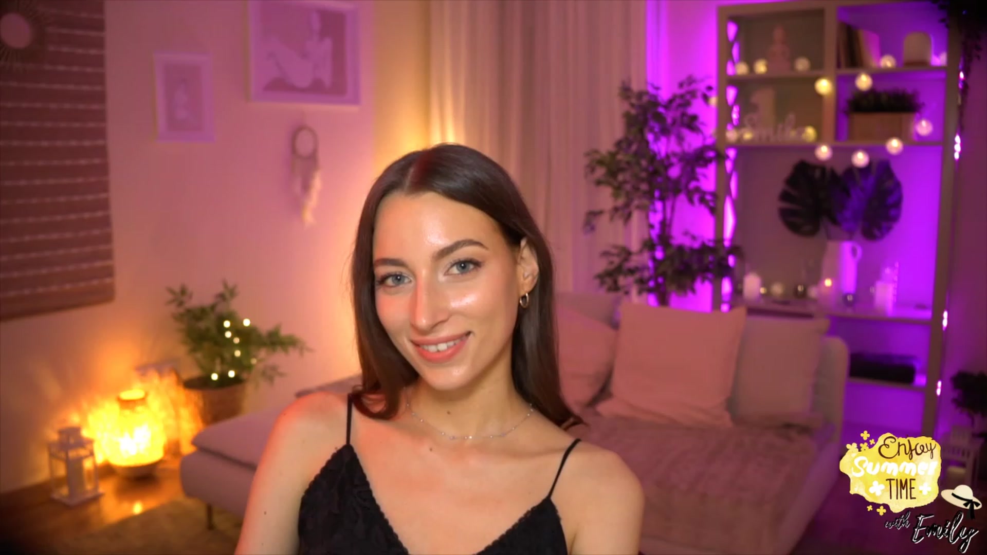 Gallery image thumbnail from Emily_grey69's myfreecams stream on, 05/26/2023, 20:28 image 19 of 20