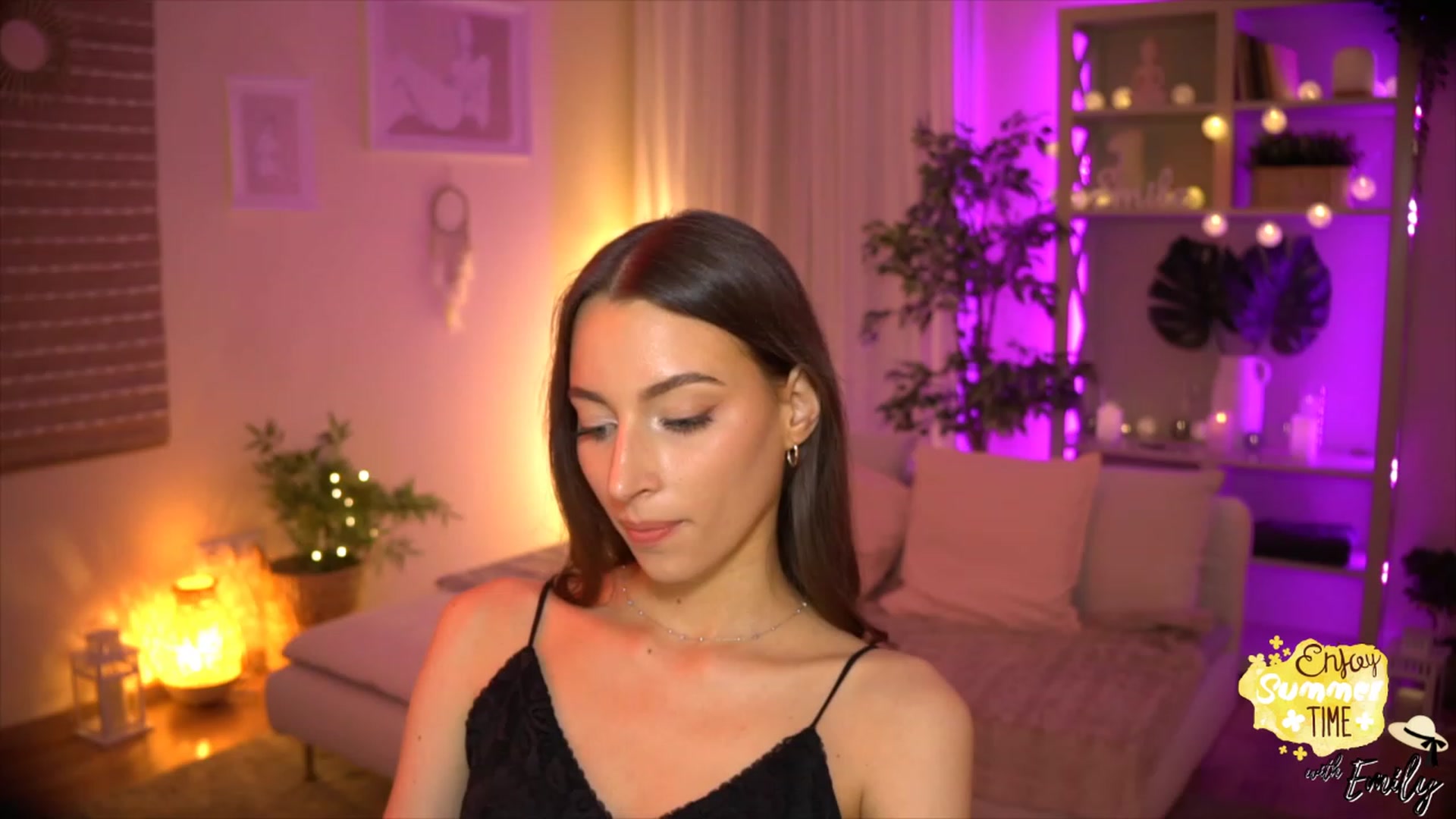 Gallery image thumbnail from Emily_grey69's myfreecams stream on, 05/26/2023, 20:28 image 15 of 20