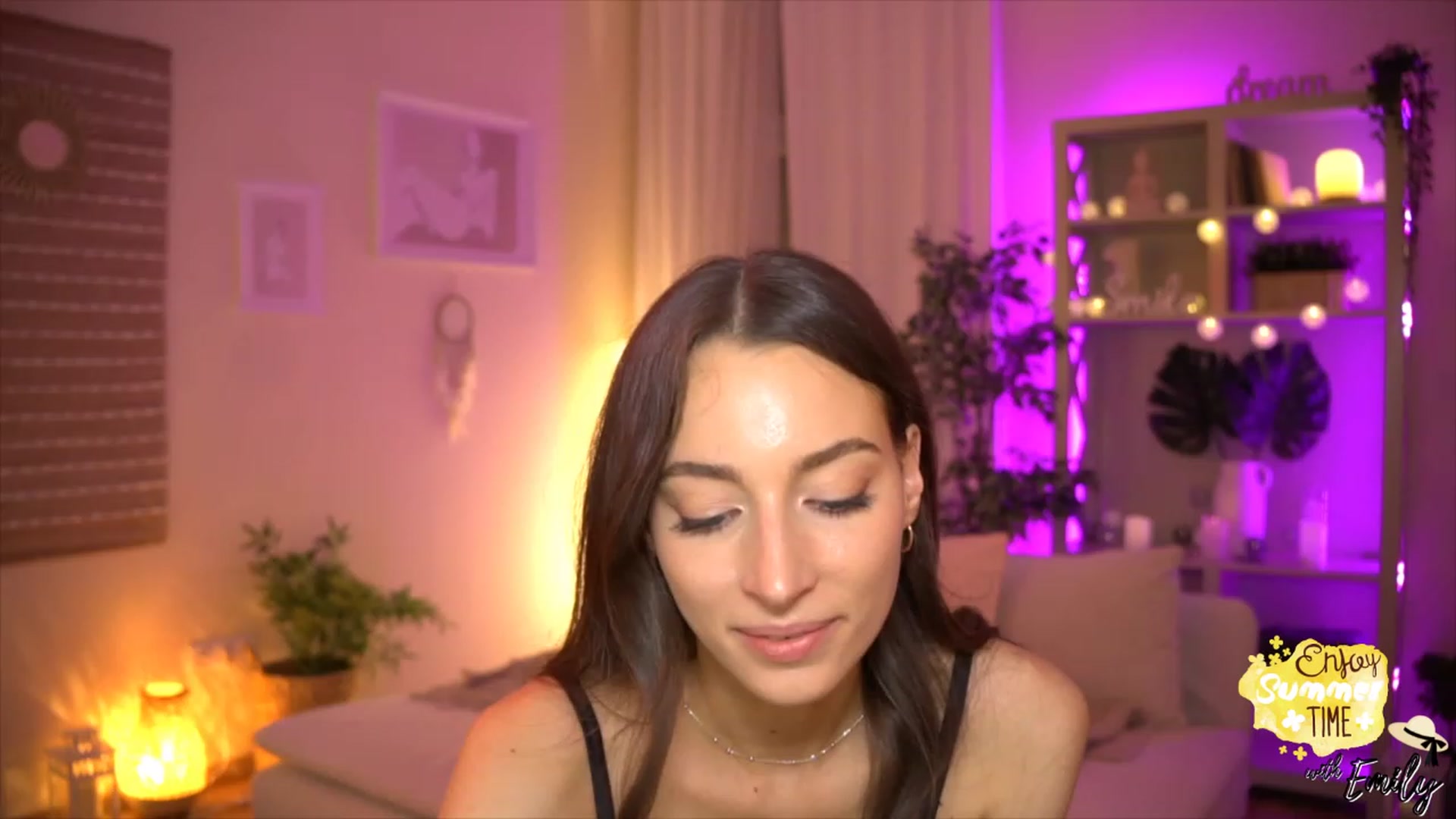 Gallery image thumbnail from Emily_grey69's myfreecams stream on, 05/30/2023, 21:11 image 5 of 20