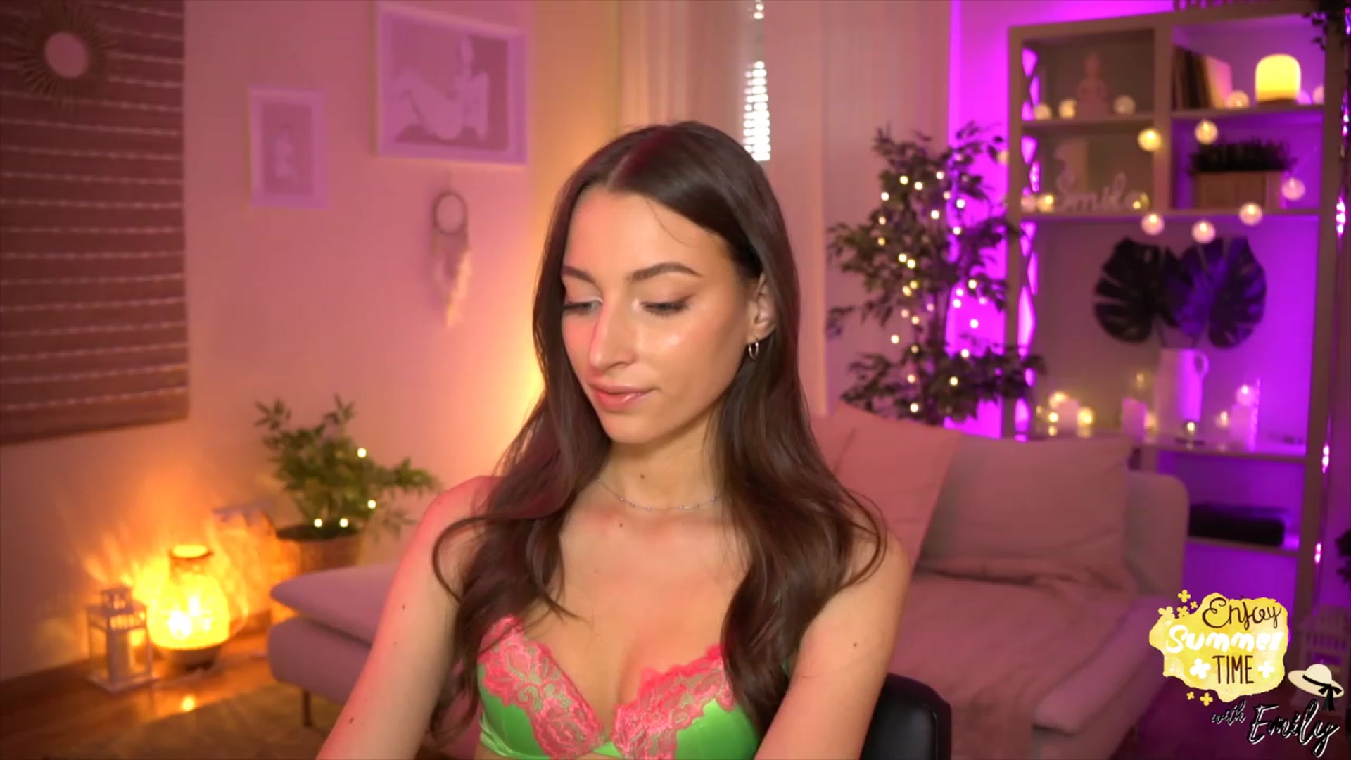 Gallery image thumbnail from Emily_grey69's myfreecams stream on, 05/31/2023, 17:10 image 3 of 20