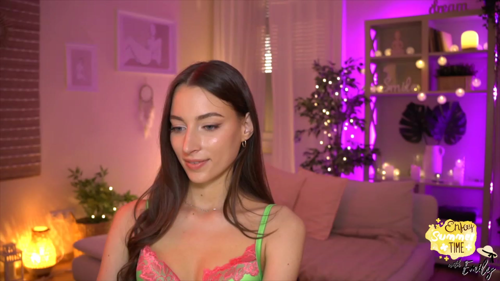 Gallery image thumbnail from Emily_grey69's myfreecams stream on, 05/31/2023, 18:04 image 19 of 20