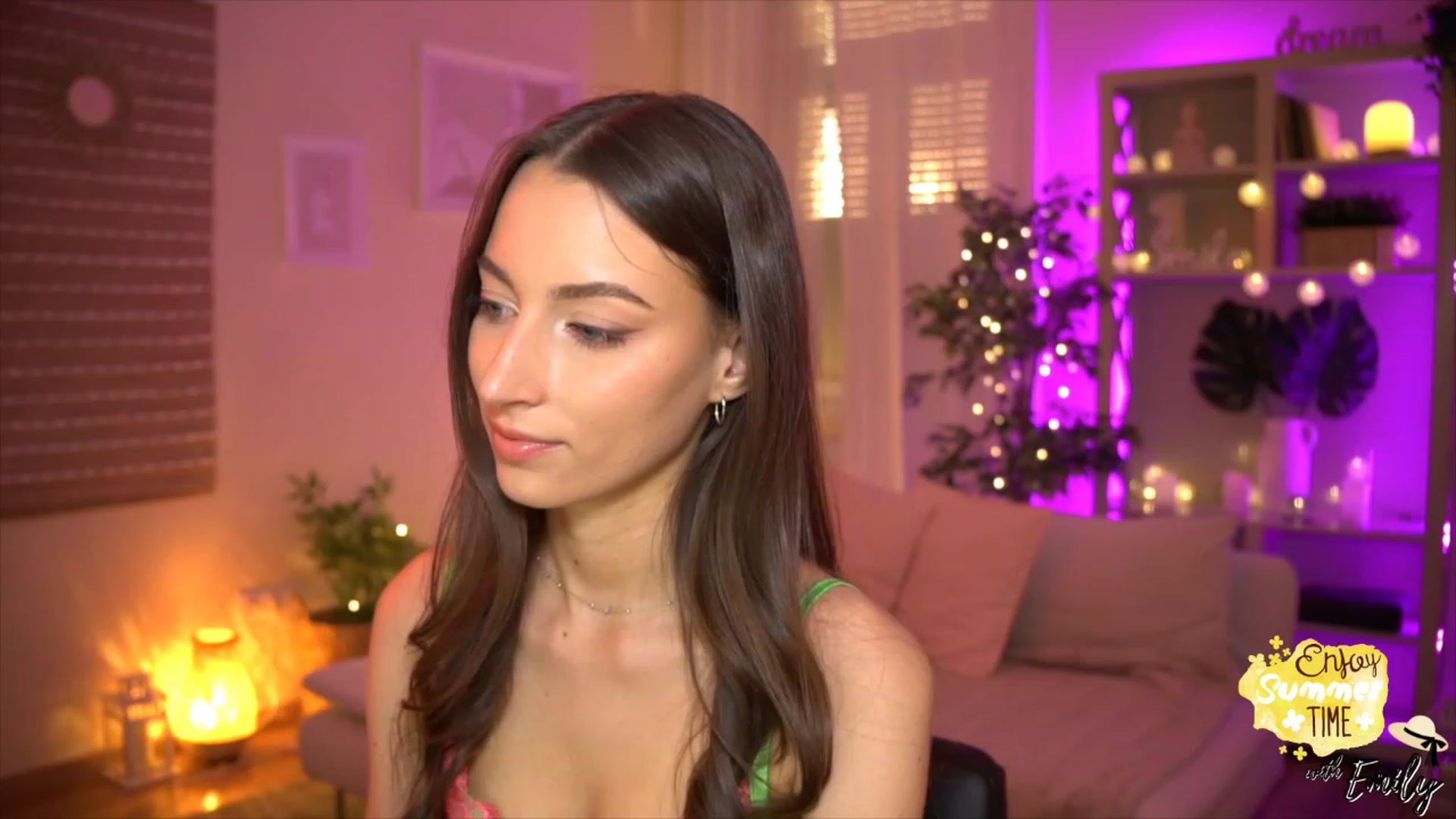 Gallery image thumbnail from Emily_grey69's myfreecams stream on, 05/31/2023, 18:04 image 6 of 20