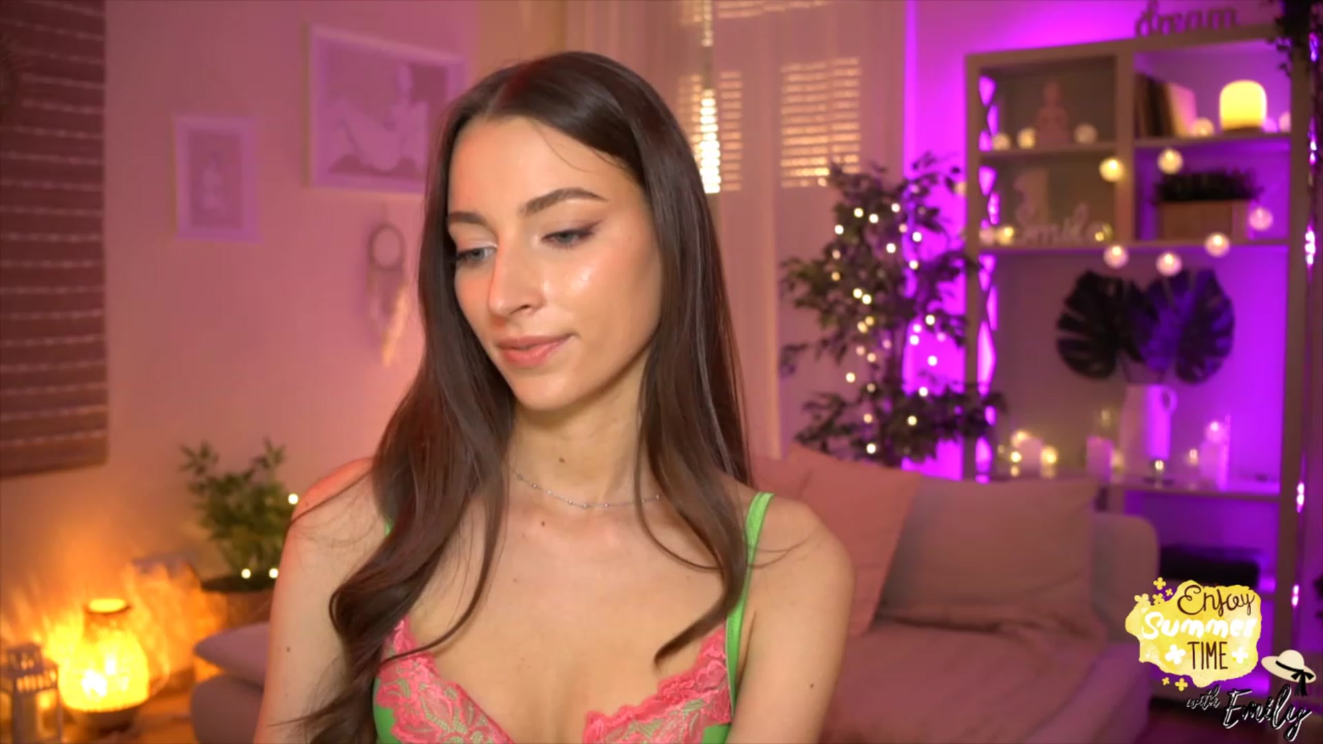Gallery image thumbnail from Emily_grey69's myfreecams stream on, 05/31/2023, 18:04 image 10 of 20