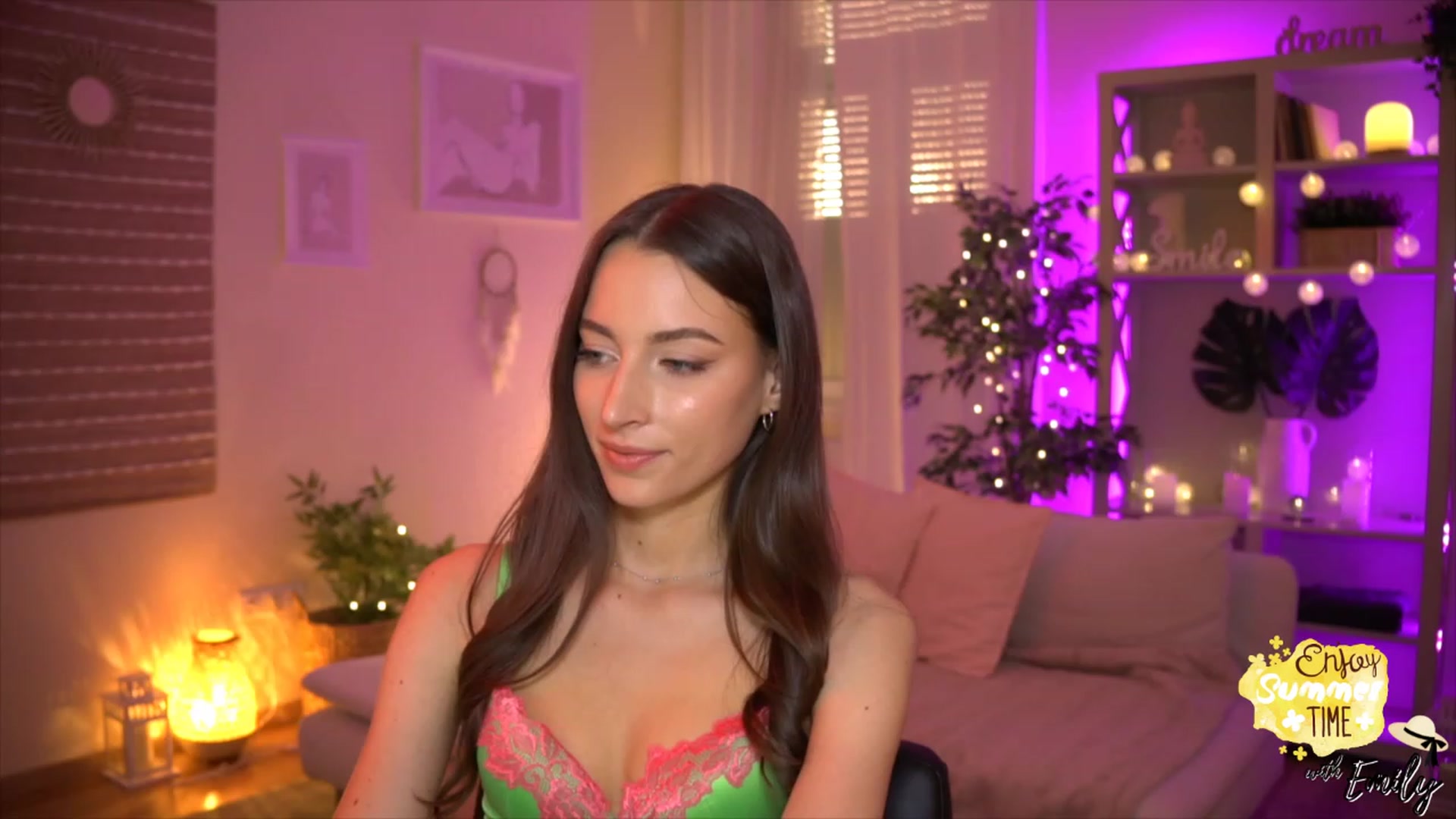 Gallery image thumbnail from Emily_grey69's myfreecams stream on, 05/31/2023, 18:04 image 5 of 20