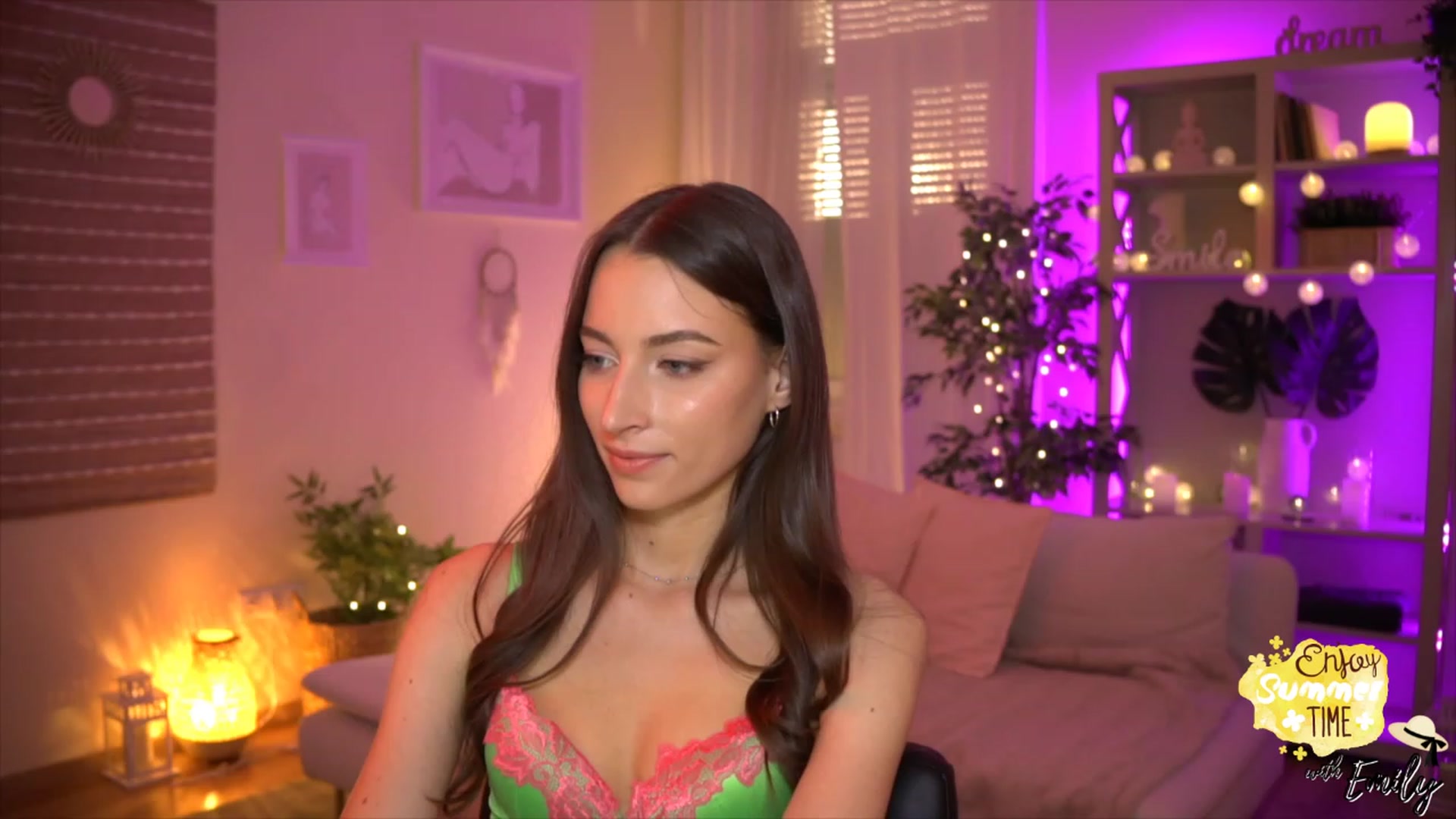 Gallery image thumbnail from Emily_grey69's myfreecams stream on, 05/31/2023, 18:04 image 4 of 20