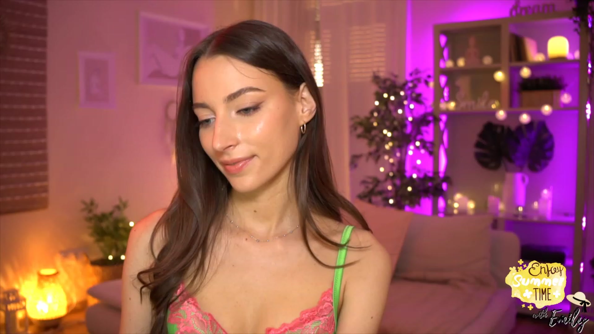 Gallery image thumbnail from Emily_grey69's myfreecams stream on, 05/31/2023, 18:04 image 17 of 20