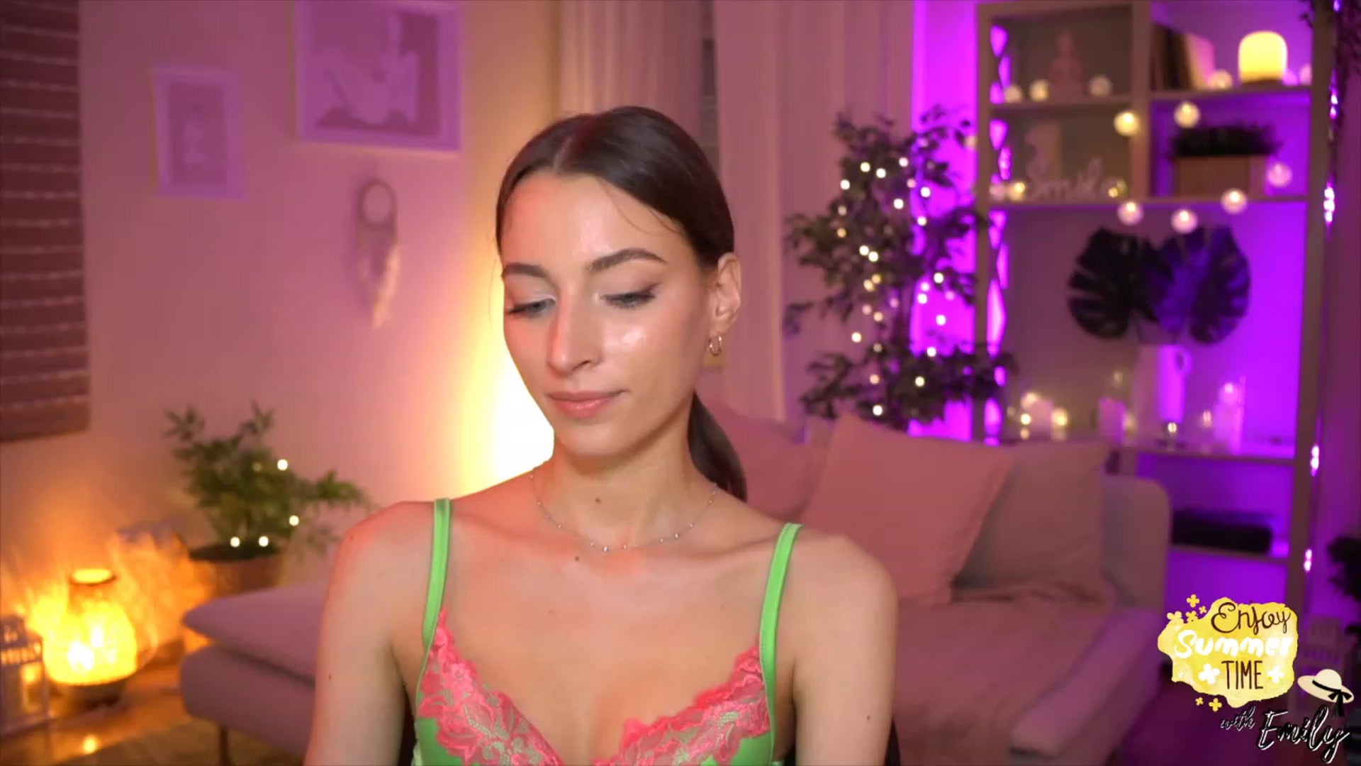 Gallery image thumbnail from Emily_grey69's myfreecams stream on, 05/31/2023, 19:32 image 3 of 20