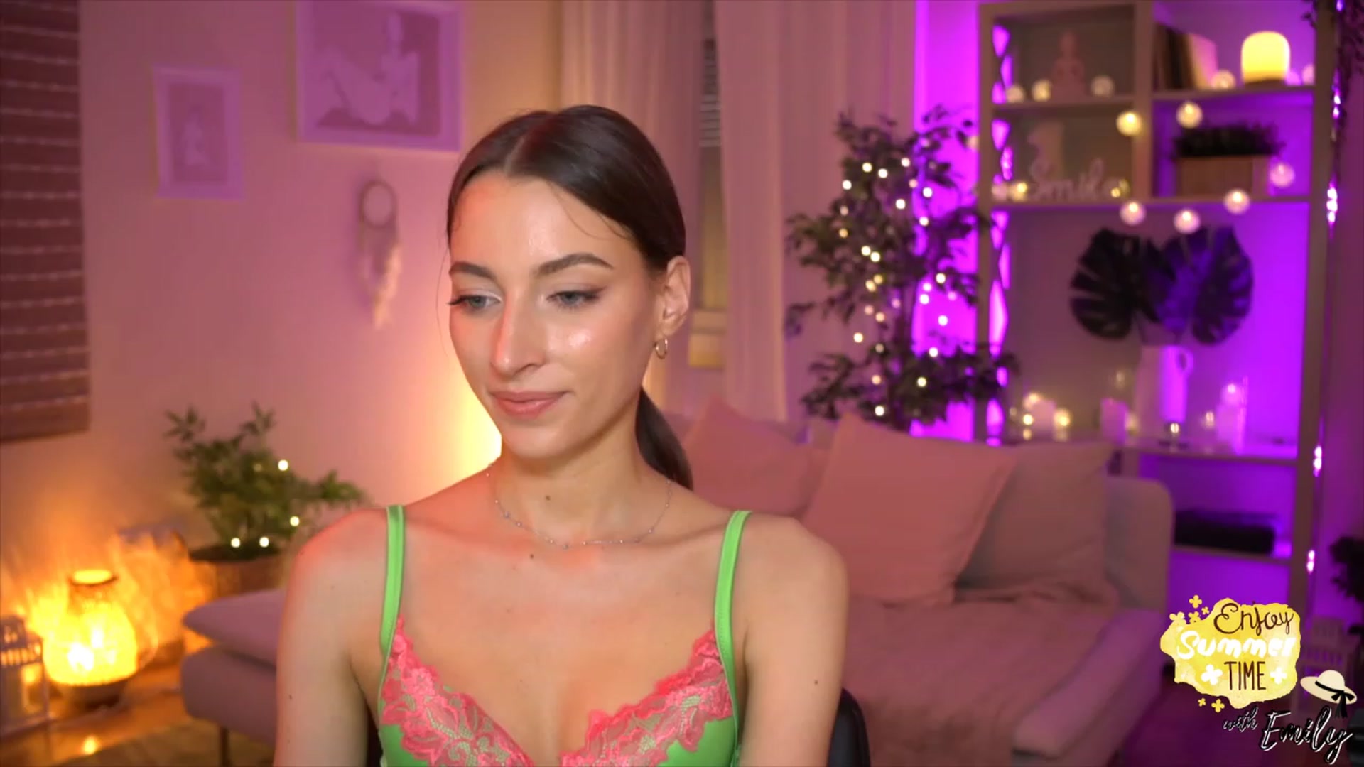Gallery image thumbnail from Emily_grey69's myfreecams stream on, 05/31/2023, 19:32 image 1 of 20