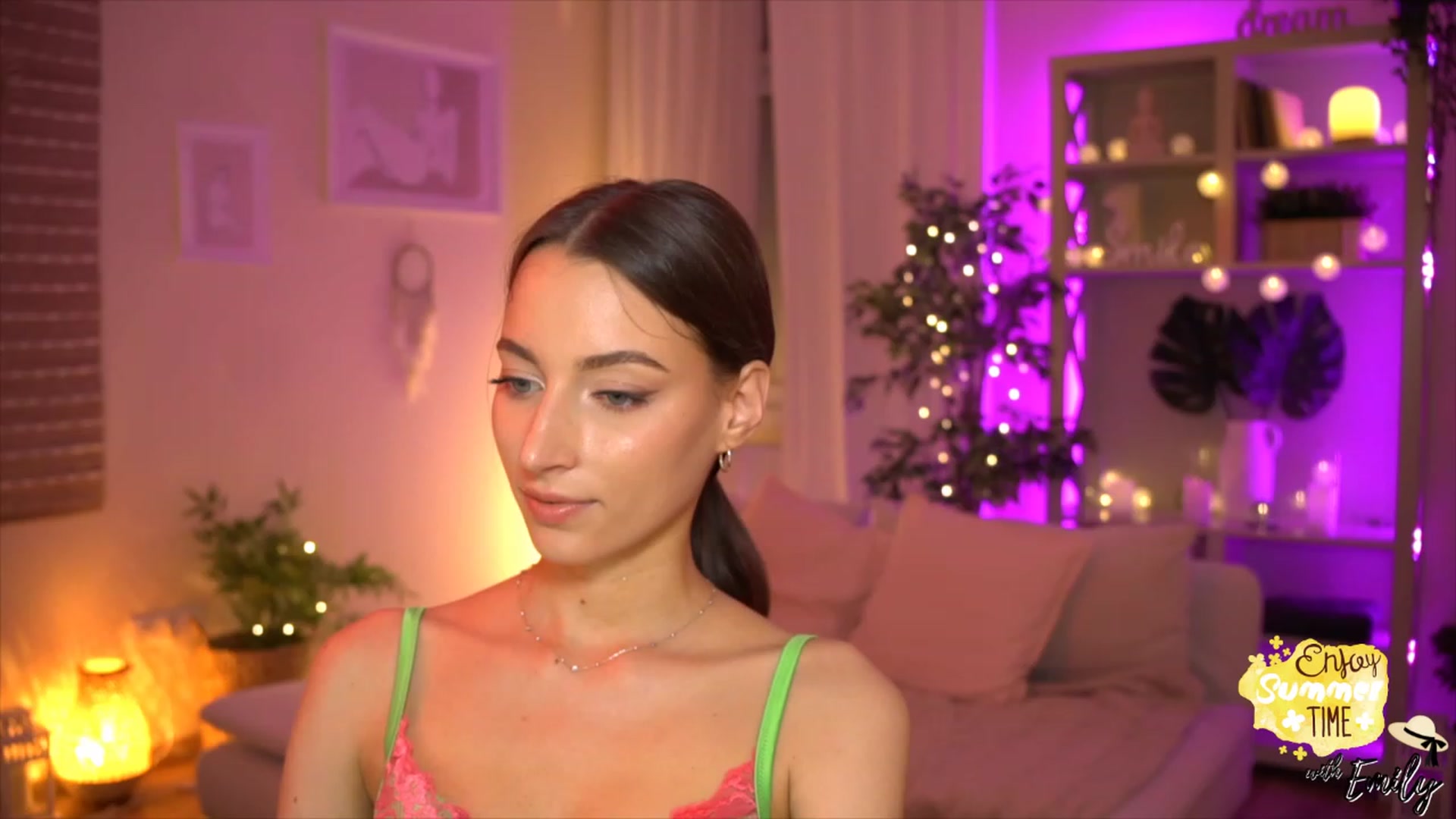 Gallery image thumbnail from Emily_grey69's myfreecams stream on, 05/31/2023, 19:32 image 8 of 20