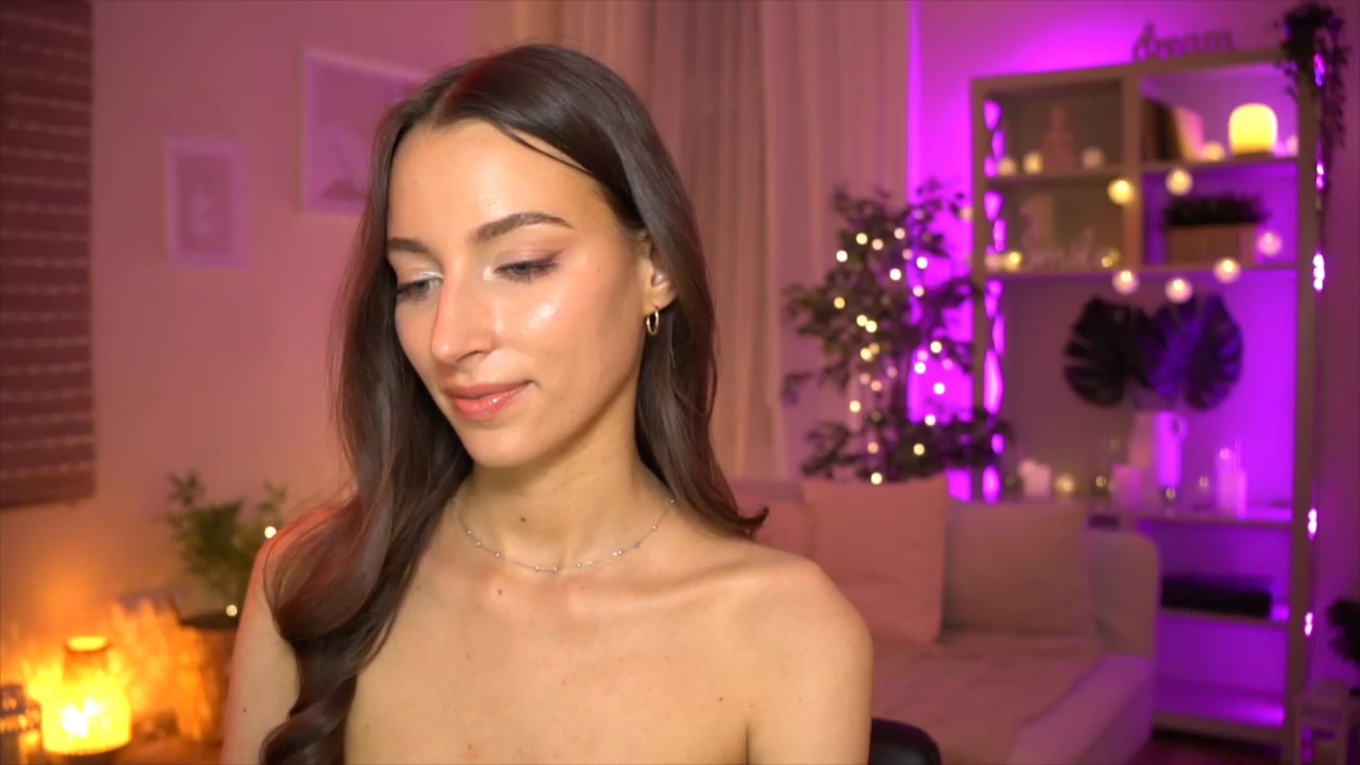 Gallery image thumbnail from Emily_grey69's myfreecams stream on, 06/02/2023, 19:50 image 15 of 20