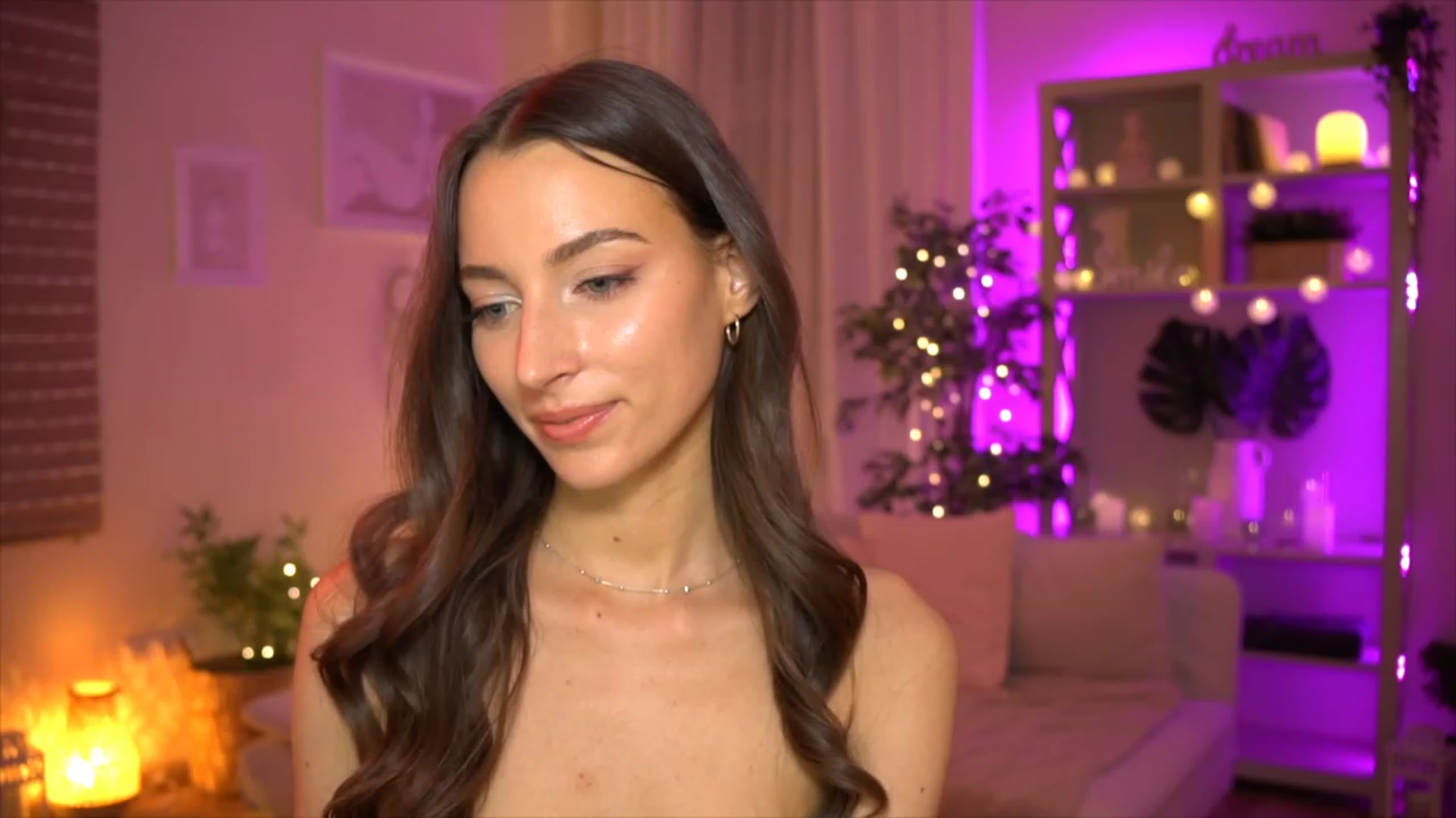 Gallery image thumbnail from Emily_grey69's myfreecams stream on, 06/02/2023, 19:50 image 5 of 20