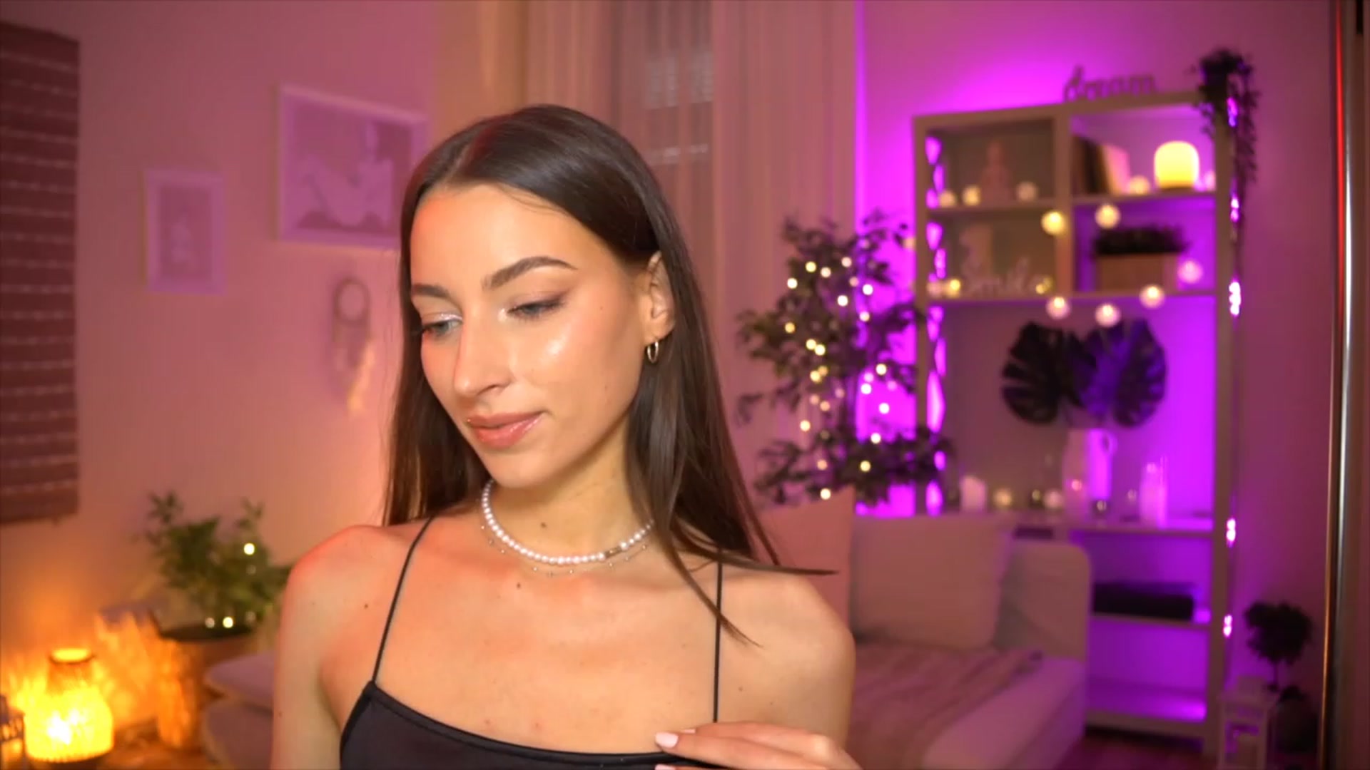 Gallery image thumbnail from Emily_grey69's myfreecams stream on, 06/04/2023, 16:32 image 8 of 20
