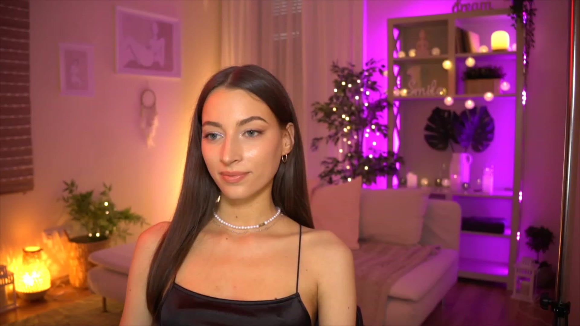 Gallery image thumbnail from Emily_grey69's myfreecams stream on, 06/04/2023, 16:32 image 16 of 20