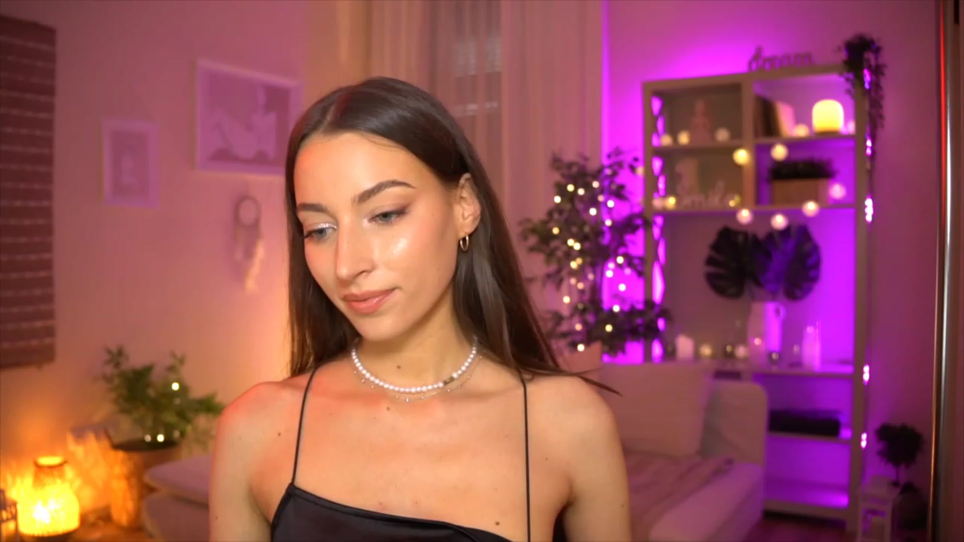 Gallery image thumbnail from Emily_grey69's myfreecams stream on, 06/04/2023, 16:32 image 7 of 20