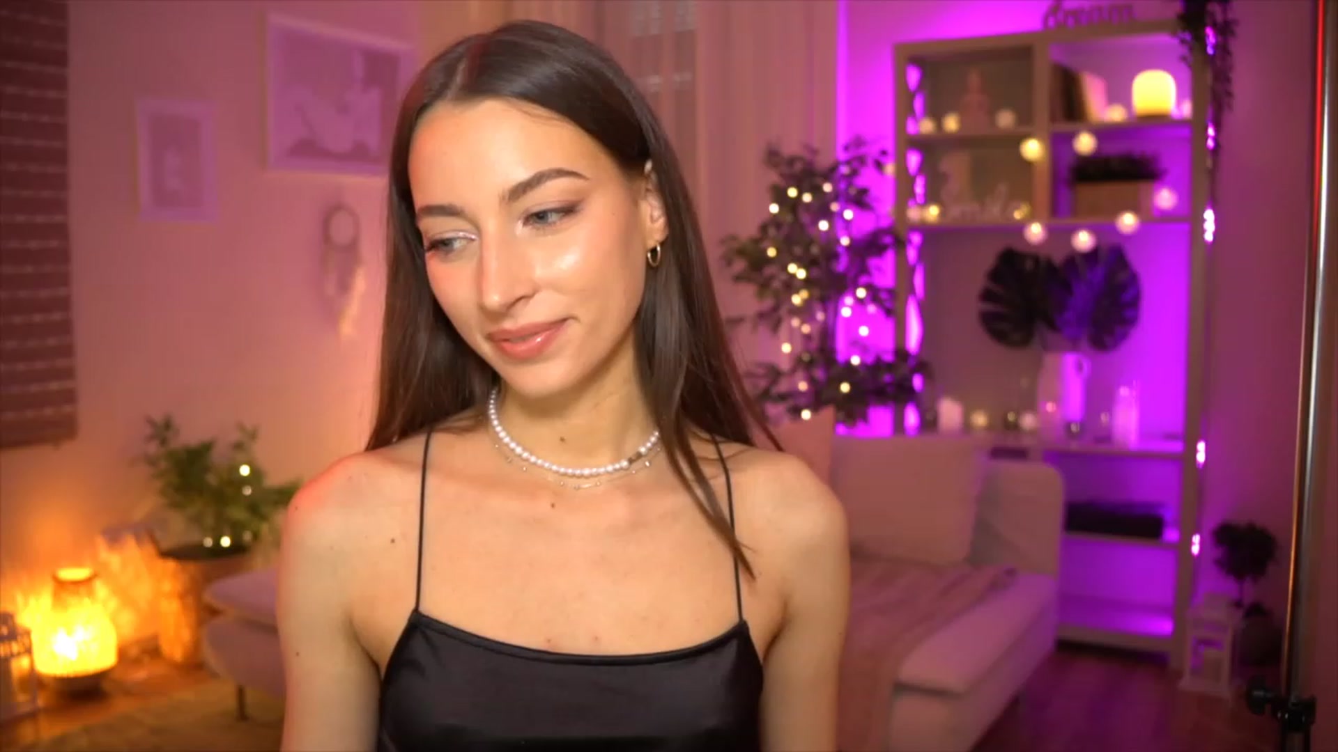 Gallery image thumbnail from Emily_grey69's myfreecams stream on, 06/04/2023, 16:32 image 9 of 20